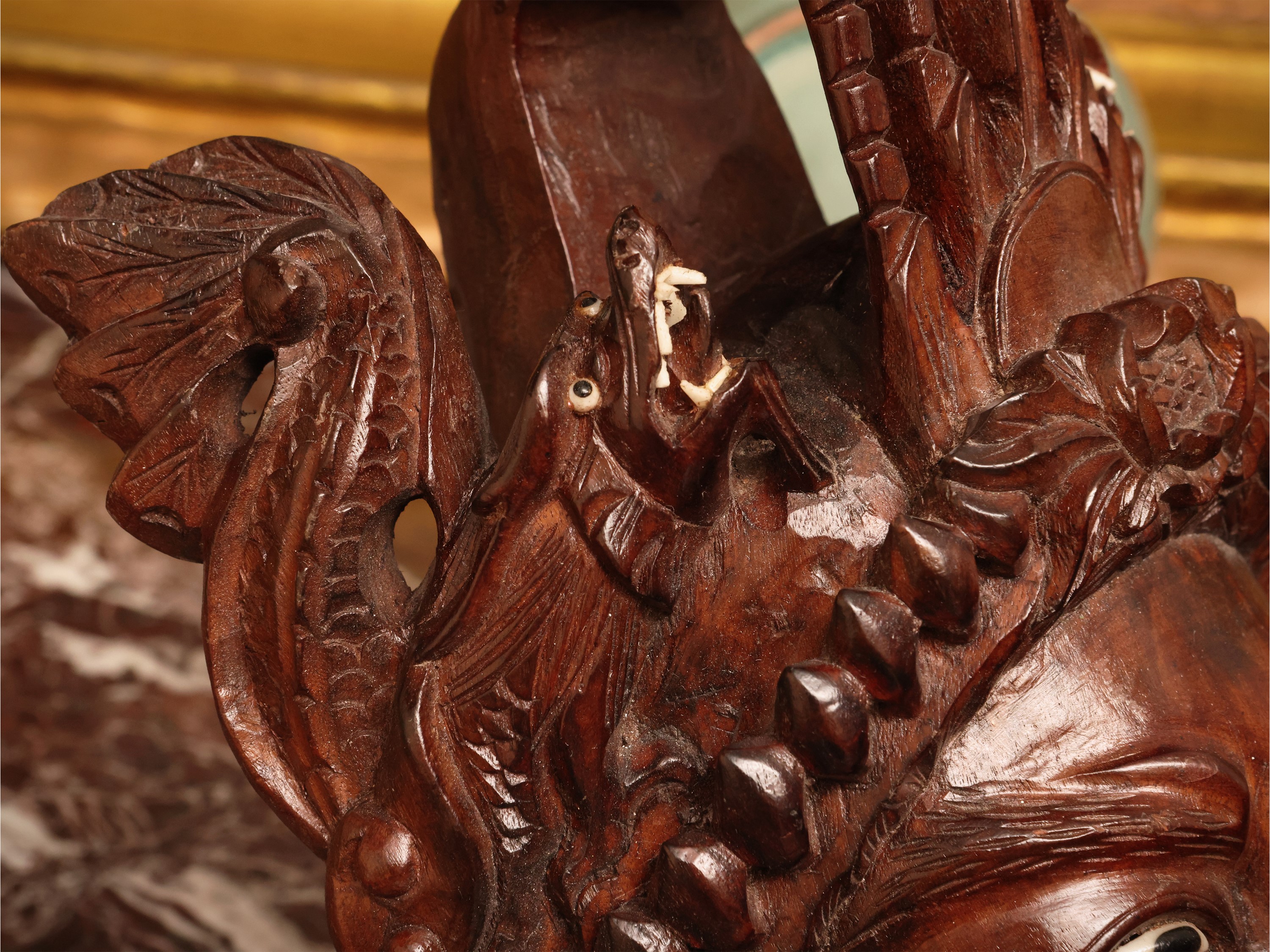 Chinoiserie, composizione decorativa con elementi in porcellana e maschera lignea
