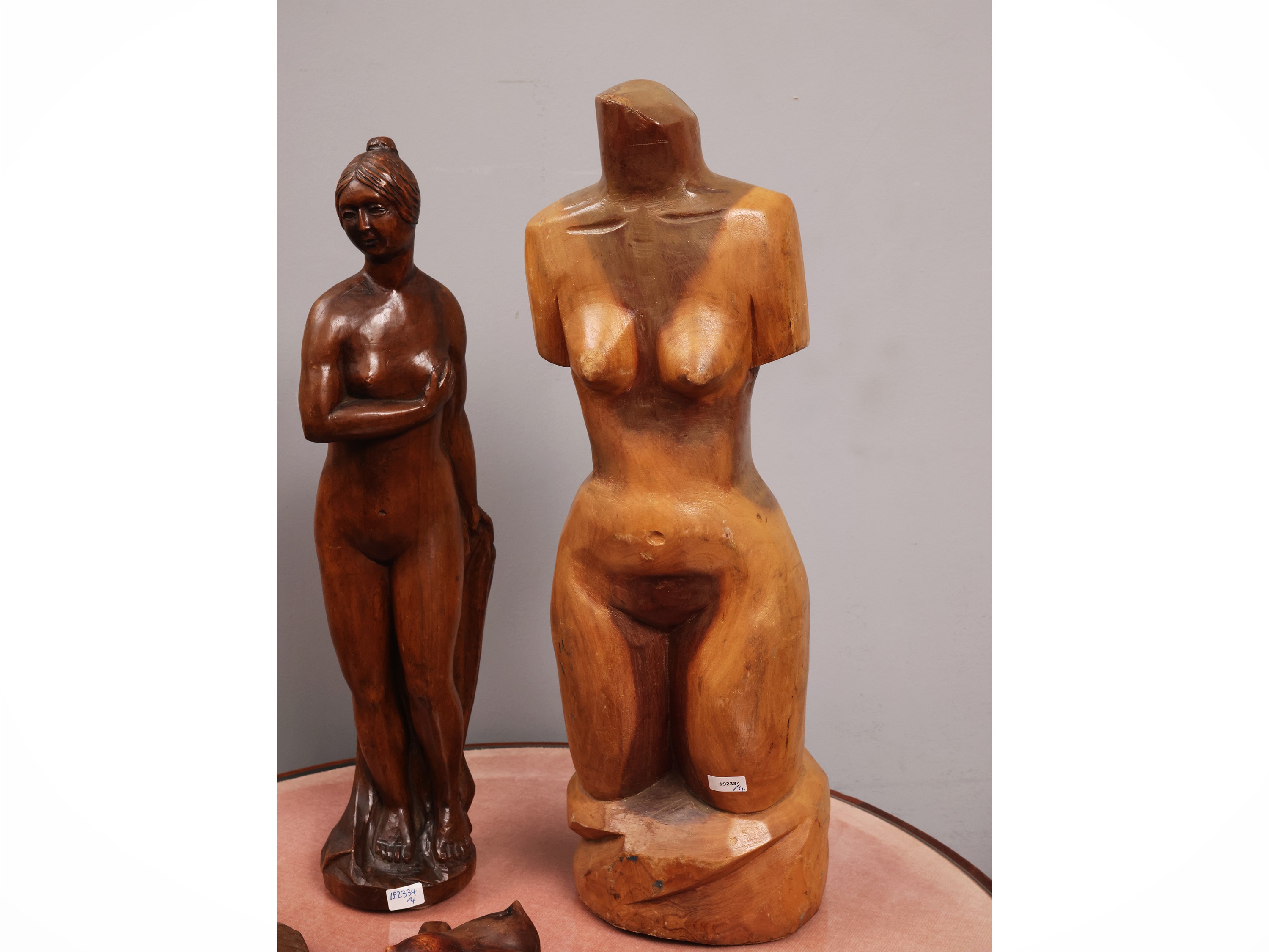 Quattro gruppi lignei con figure femminili nudi