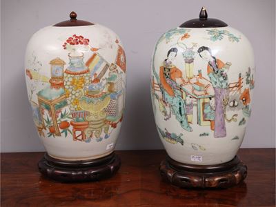 Cina, Inizio del XX secolo, Due vasi in porcellana con coperchi e basi in legno