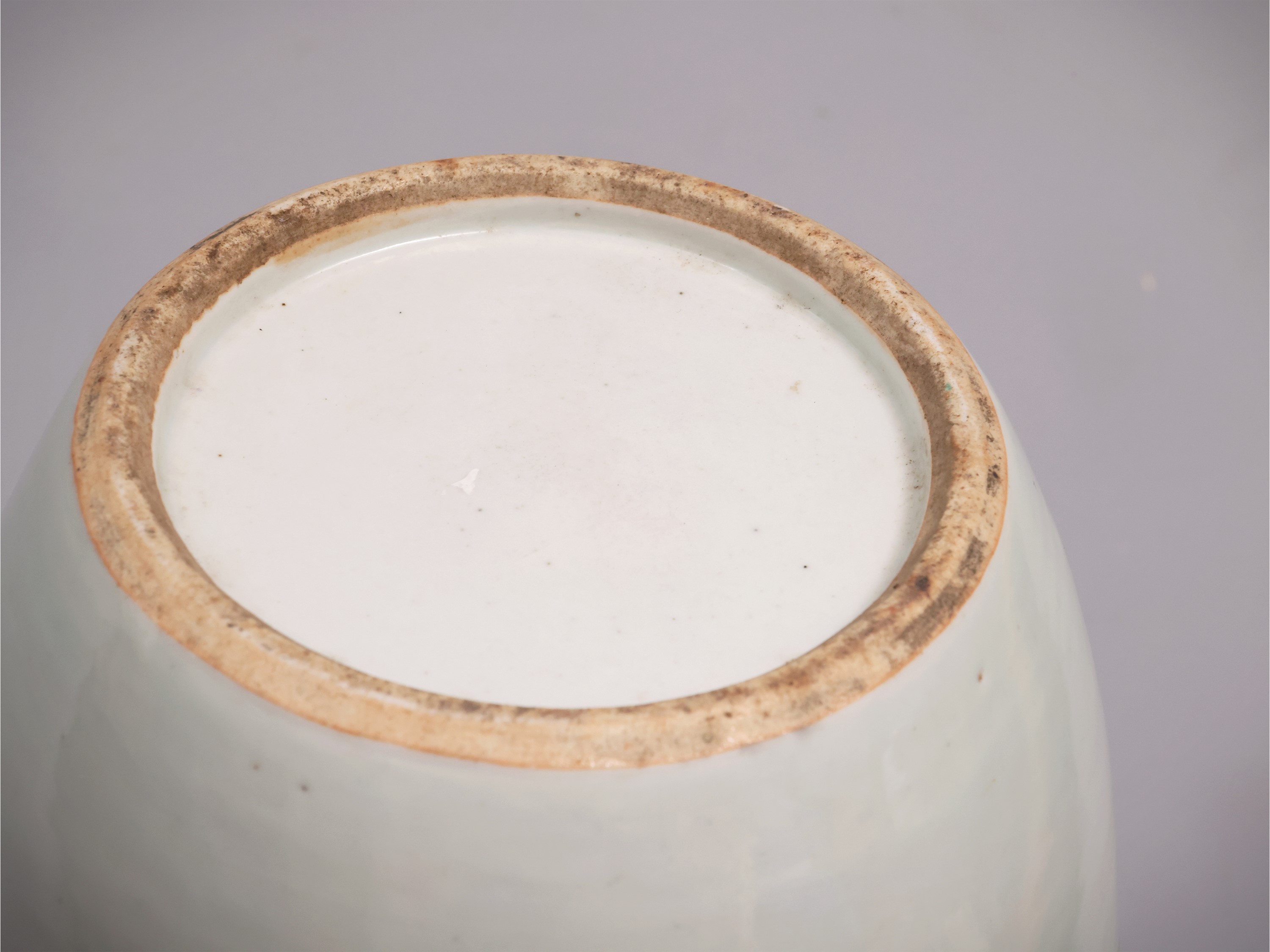 Cina, Inizio del XX secolo, Due vasi in porcellana con coperchi e basi in legno