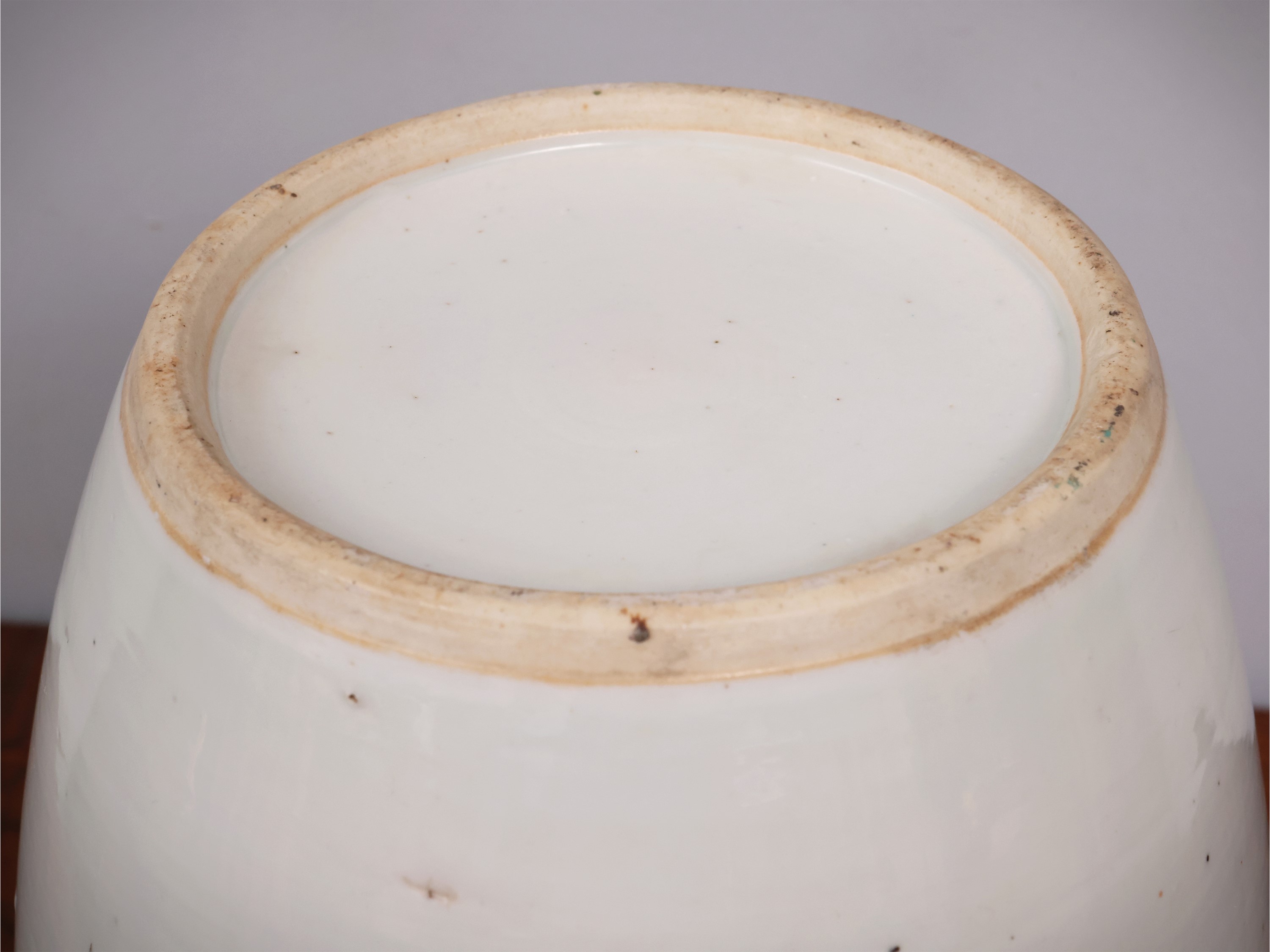 Cina, Inizio del XX secolo, Due vasi in porcellana con coperchi e basi in legno