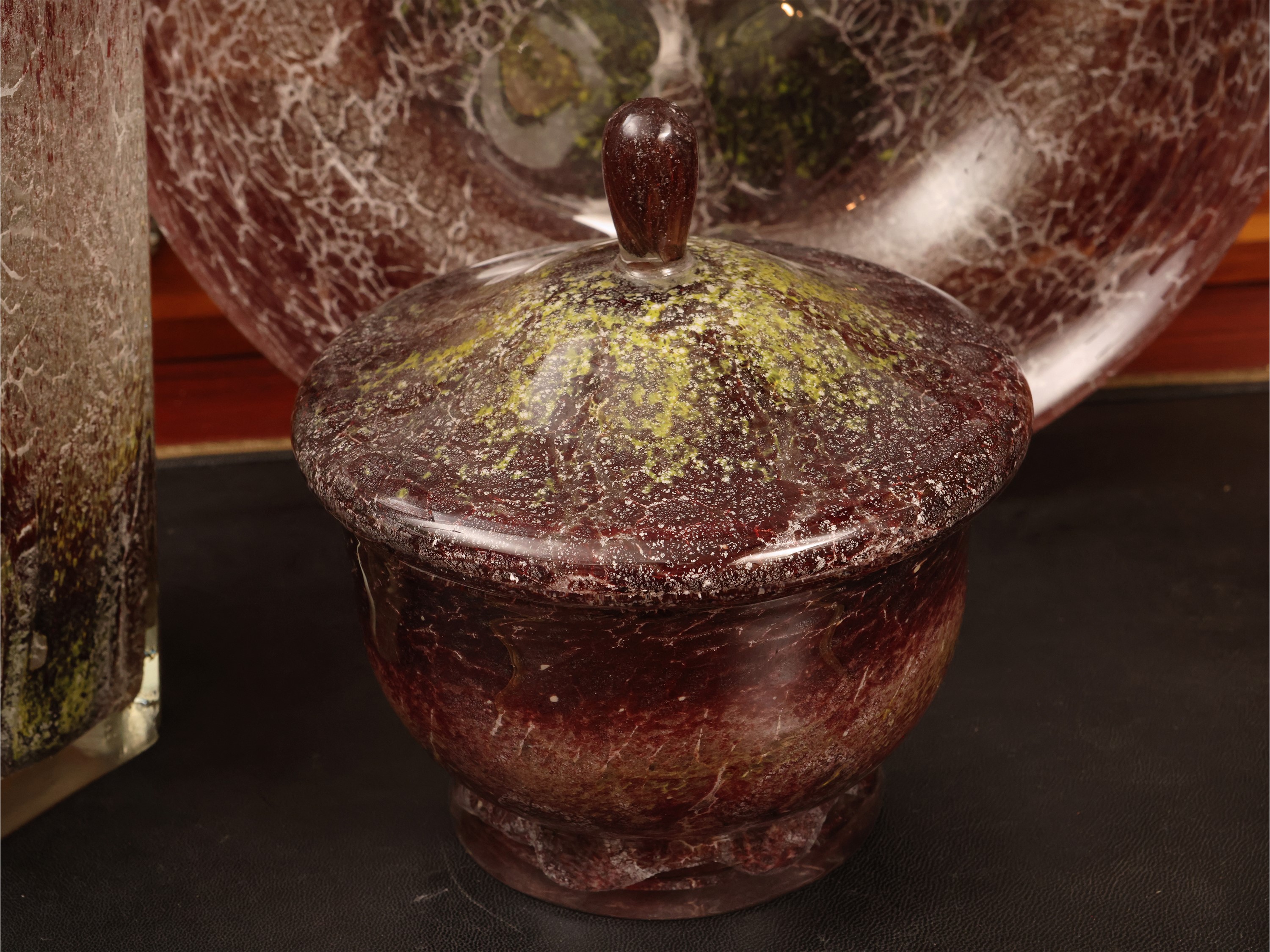 Set decorativo per interni, grande vaso in porcellana e oggetti in vetro