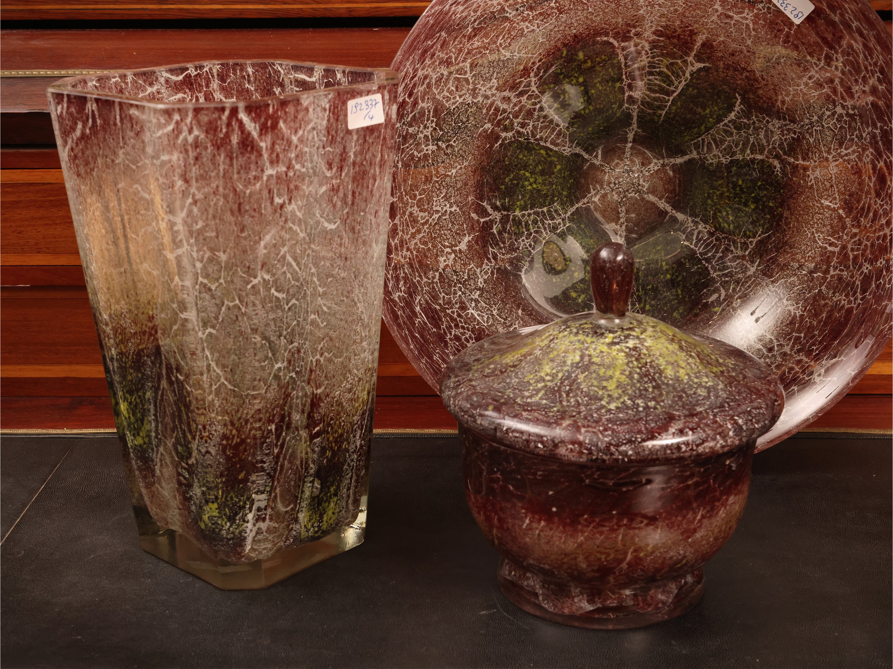 Set decorativo per interni, grande vaso in porcellana e oggetti in vetro