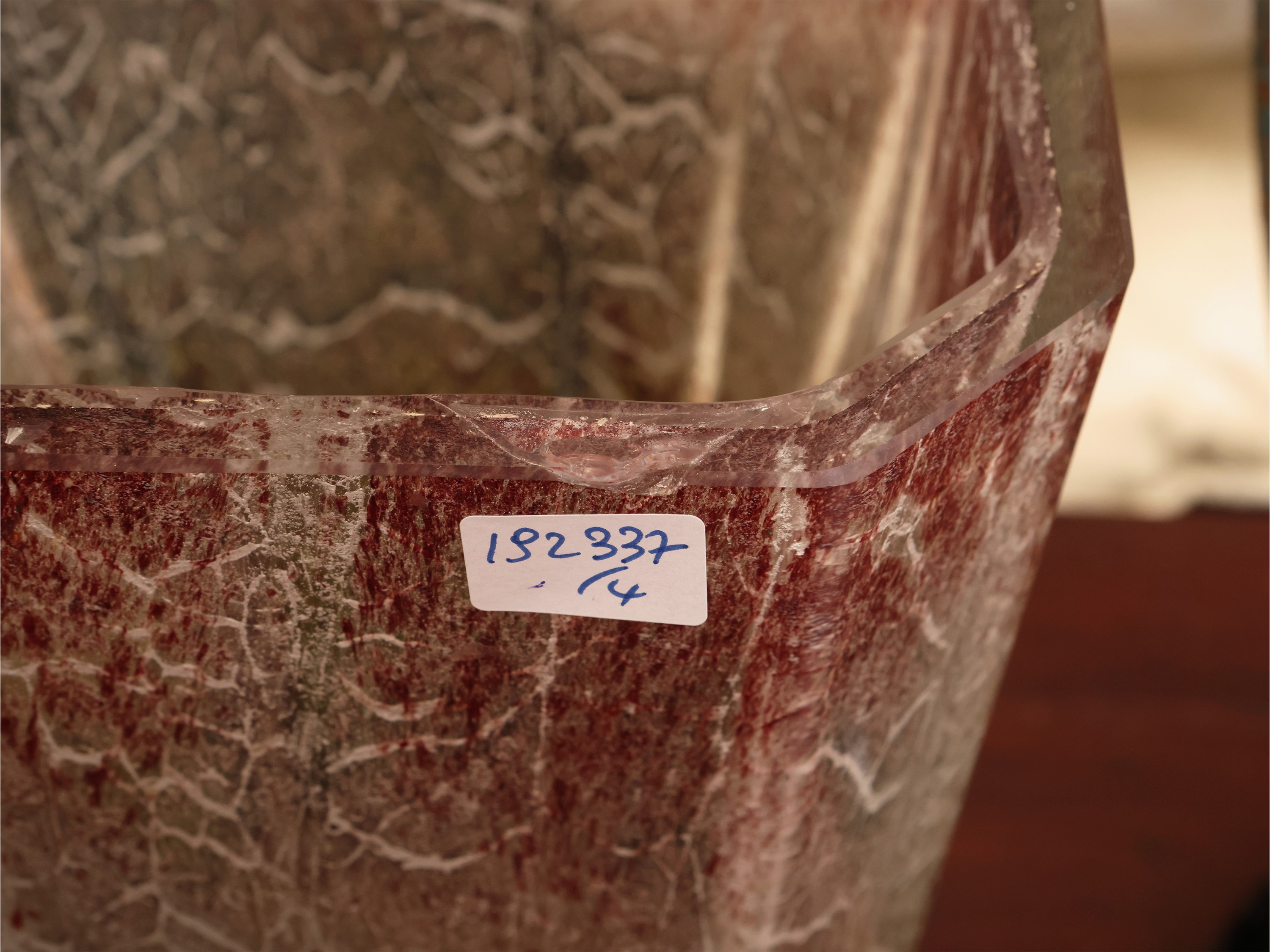 Set decorativo per interni, grande vaso in porcellana e oggetti in vetro