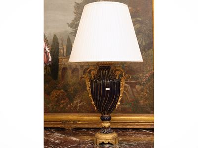 Grande lume in porcellana blu, vaso a torchon lumeggiato in oro, montatura in bronzo dorato