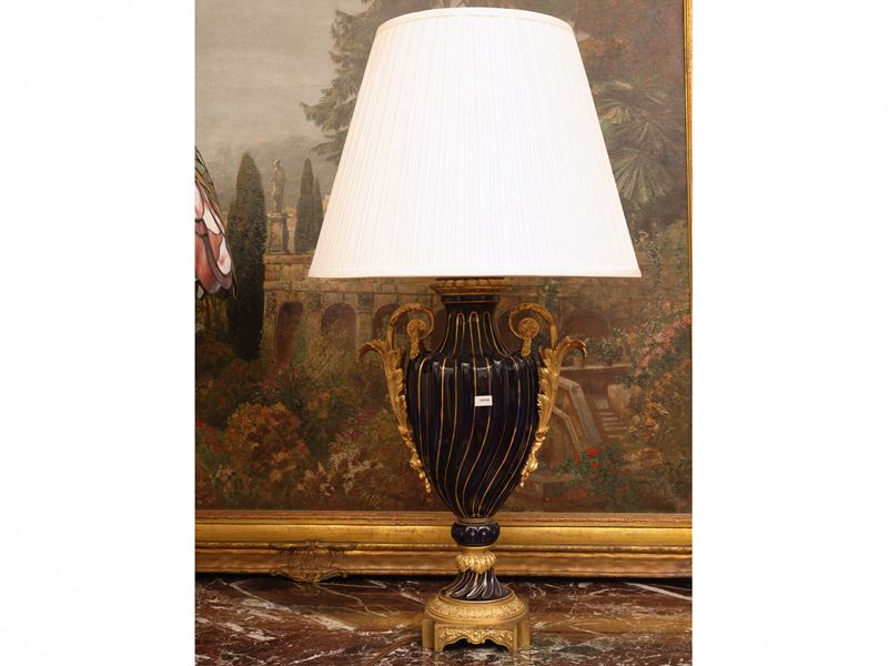 Grande lume in porcellana blu, vaso a torchon lumeggiato in oro, montatura in bronzo dorato