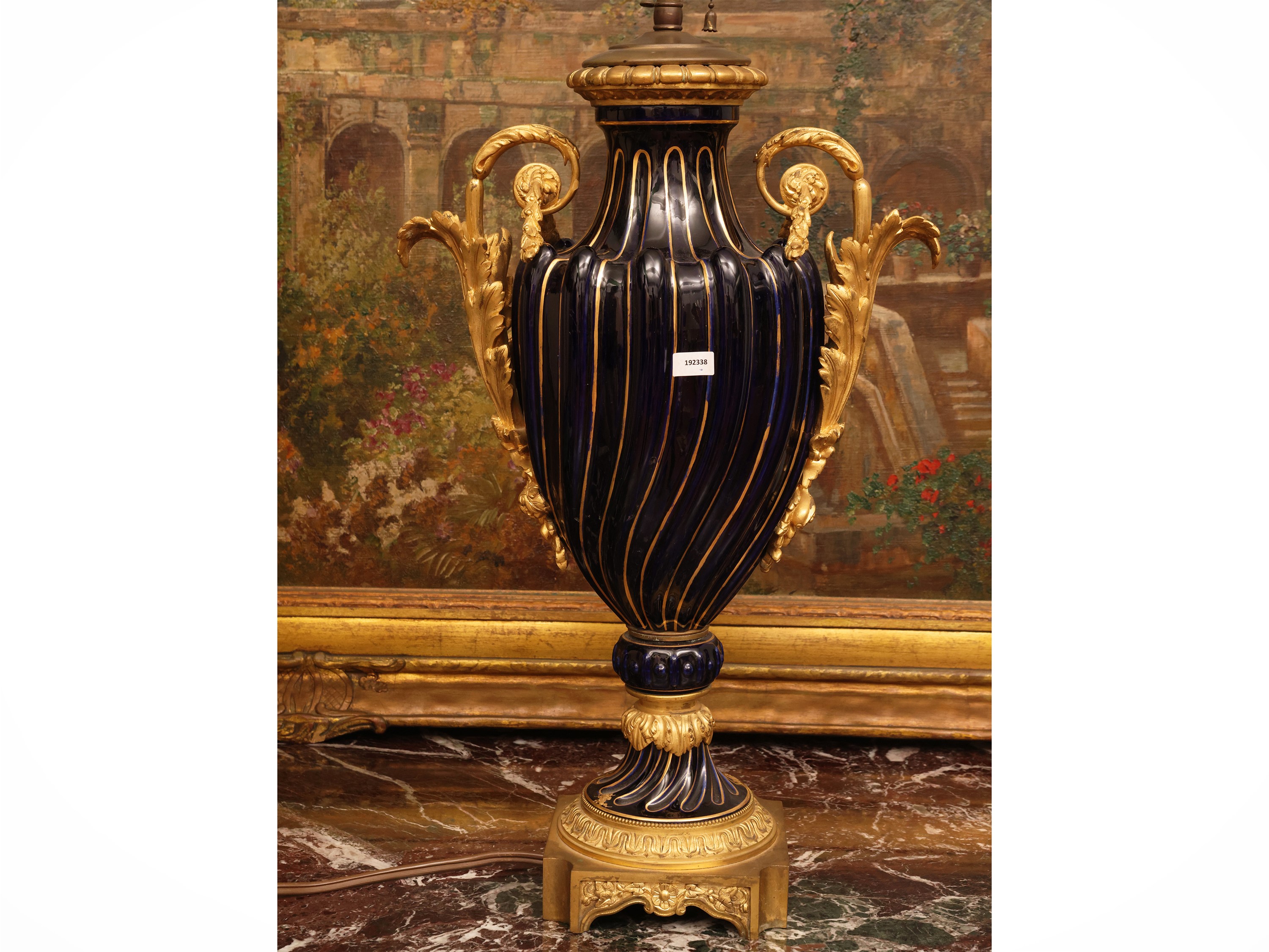 Grande lume in porcellana blu, vaso a torchon lumeggiato in oro, montatura in bronzo dorato