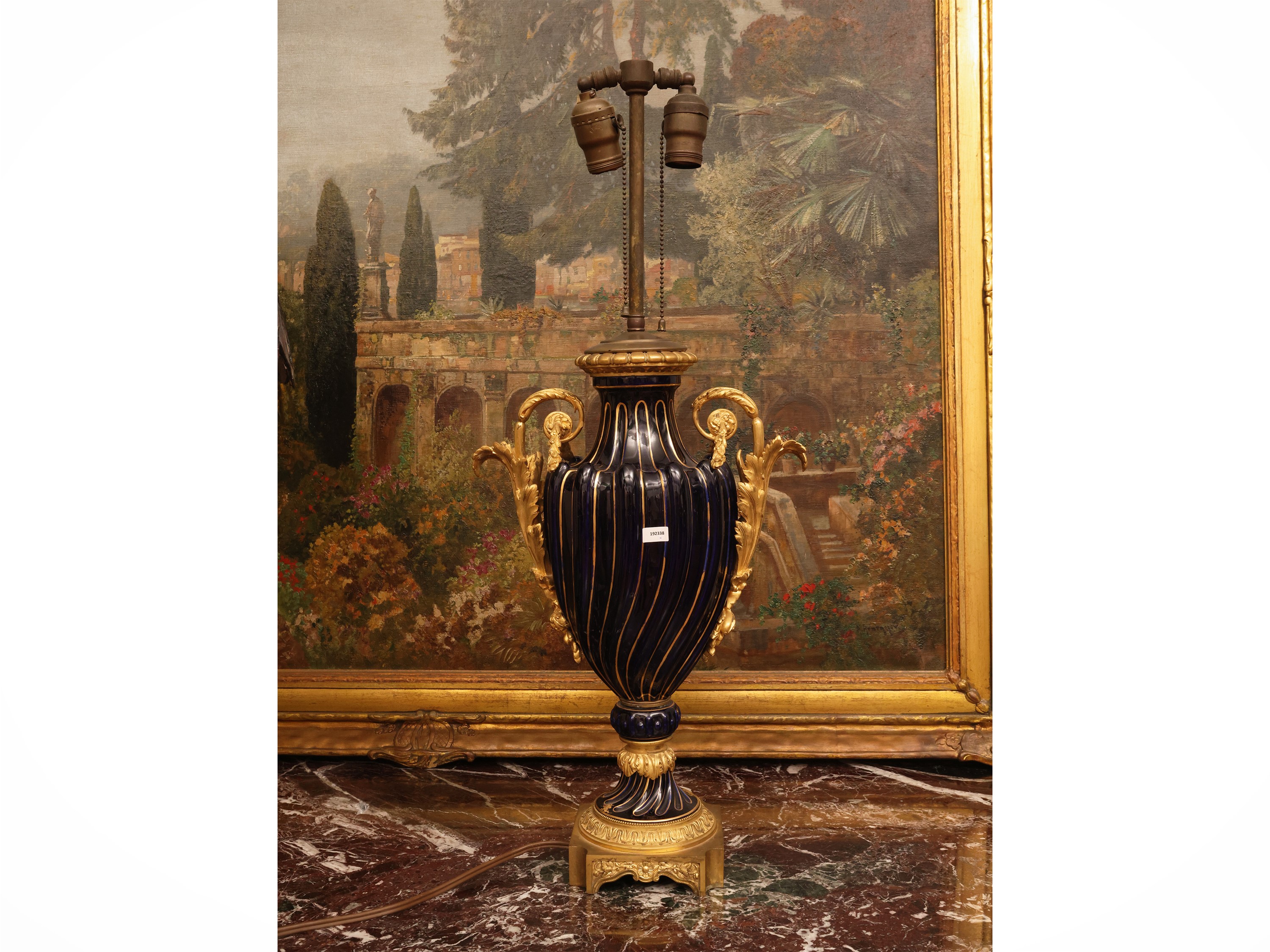 Grande lume in porcellana blu, vaso a torchon lumeggiato in oro, montatura in bronzo dorato