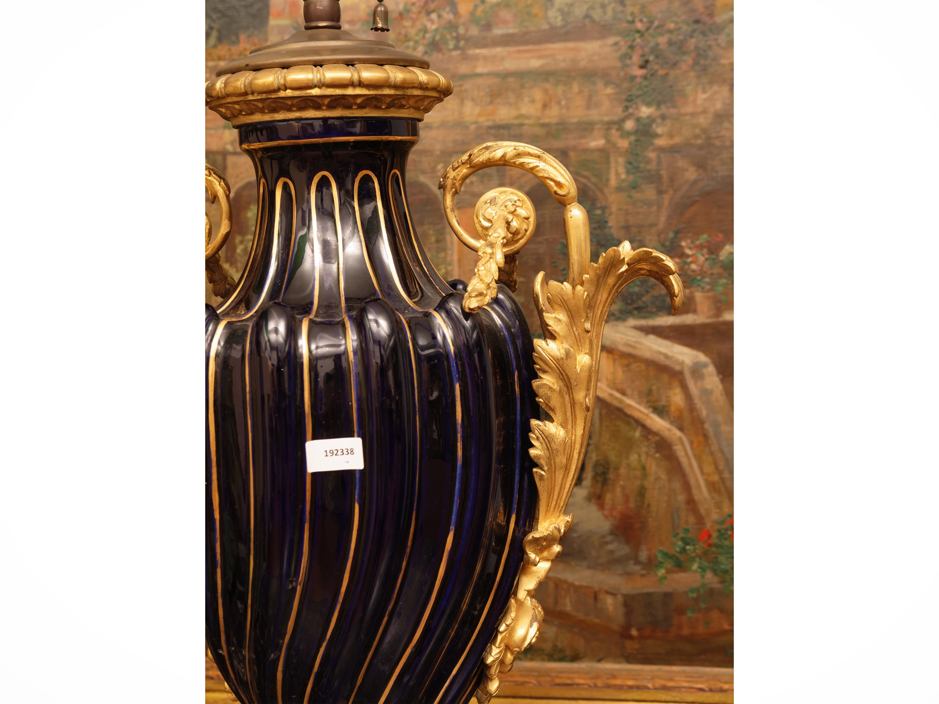 Grande lume in porcellana blu, vaso a torchon lumeggiato in oro, montatura in bronzo dorato
