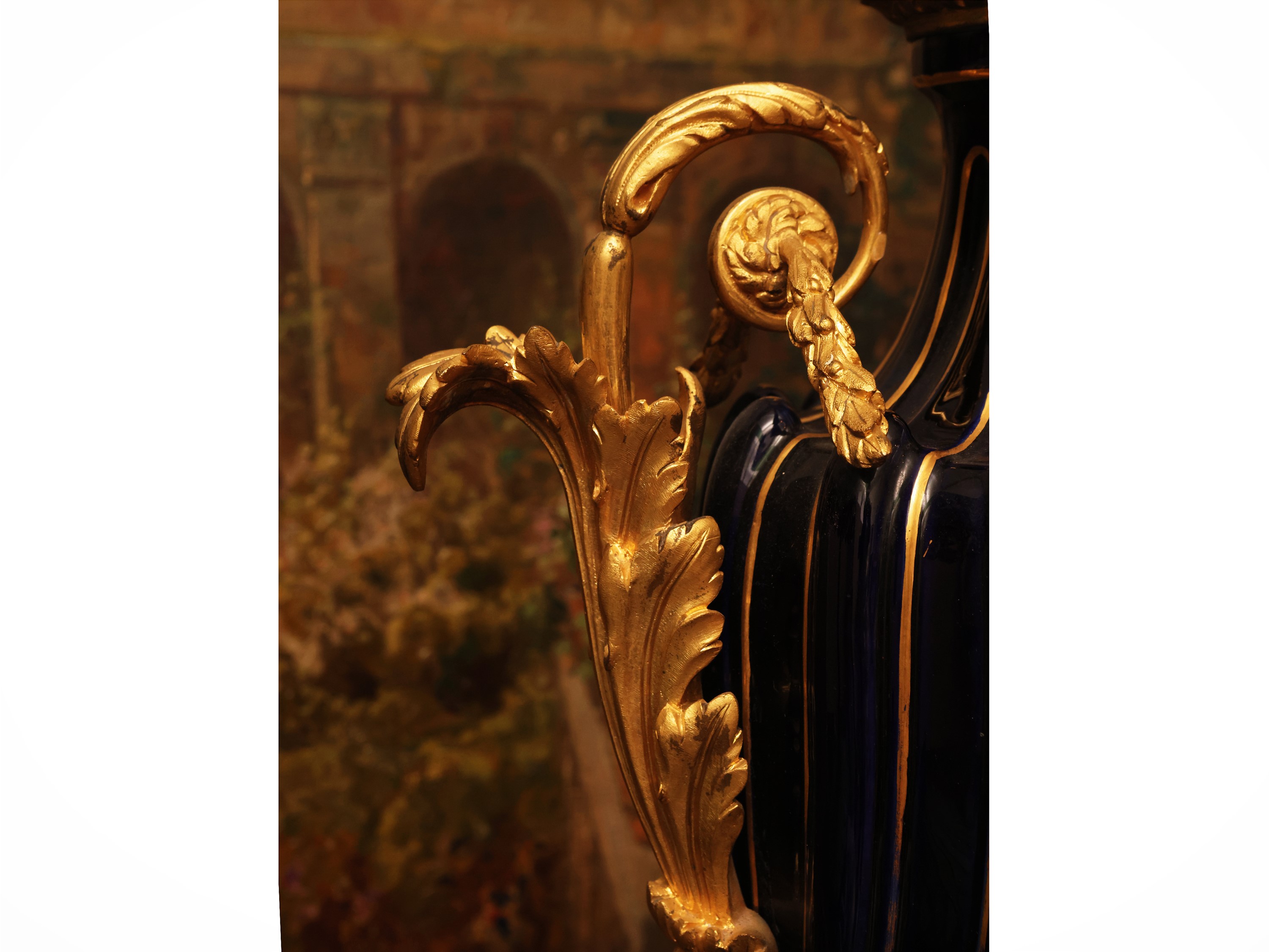 Grande lume in porcellana blu, vaso a torchon lumeggiato in oro, montatura in bronzo dorato