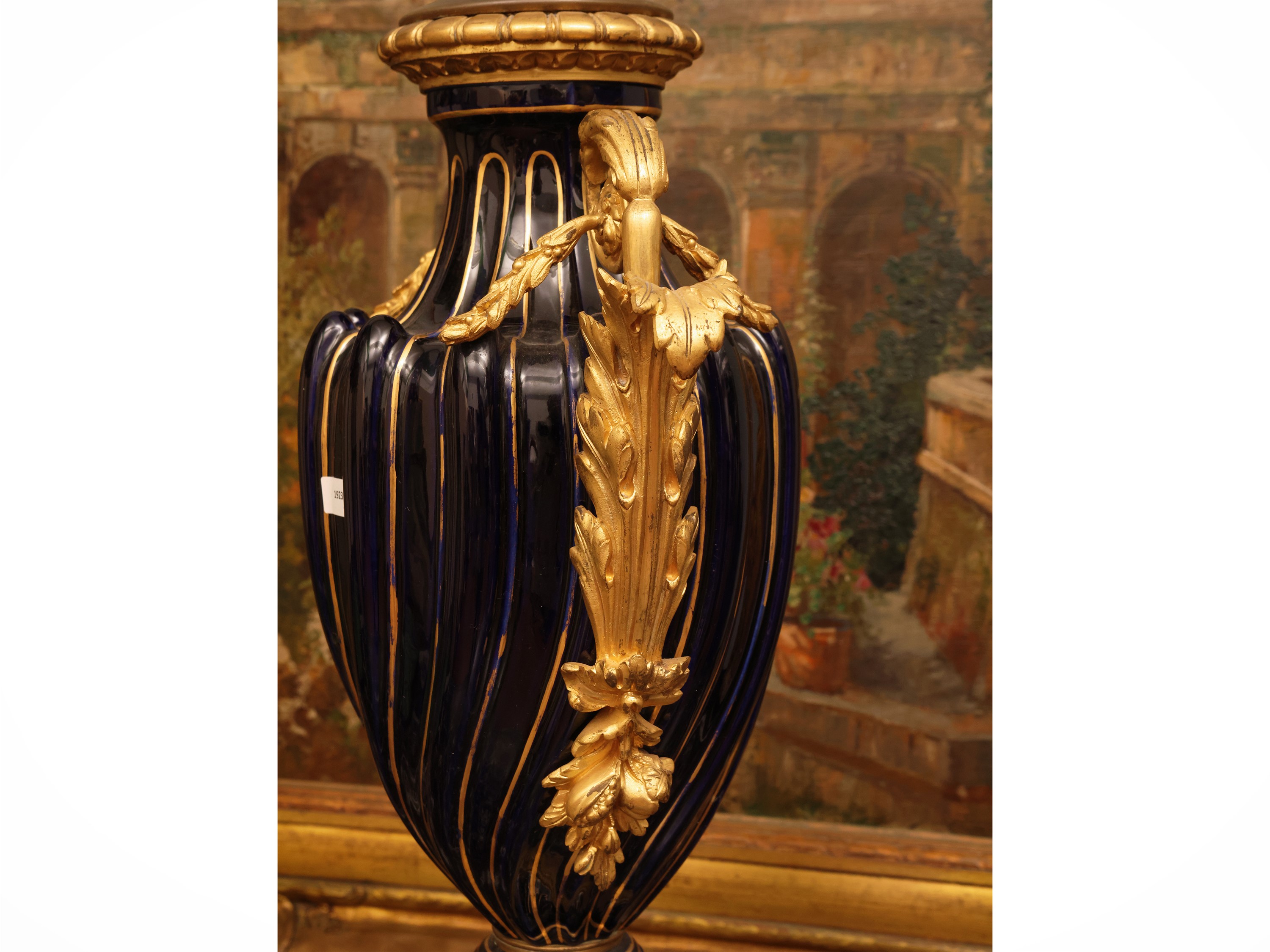 Grande lume in porcellana blu, vaso a torchon lumeggiato in oro, montatura in bronzo dorato