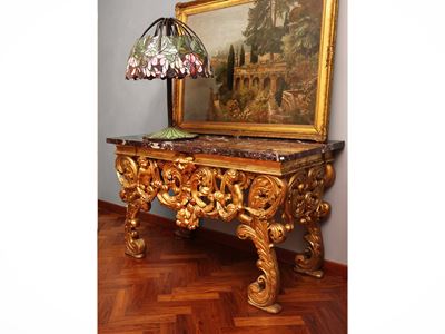 Console in legno intagliato e dorato con piano in marmo, pendaglina a volute e putti (XIX secolo)