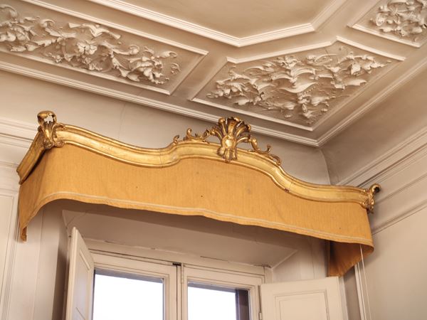 Valance in carved and gilded wood