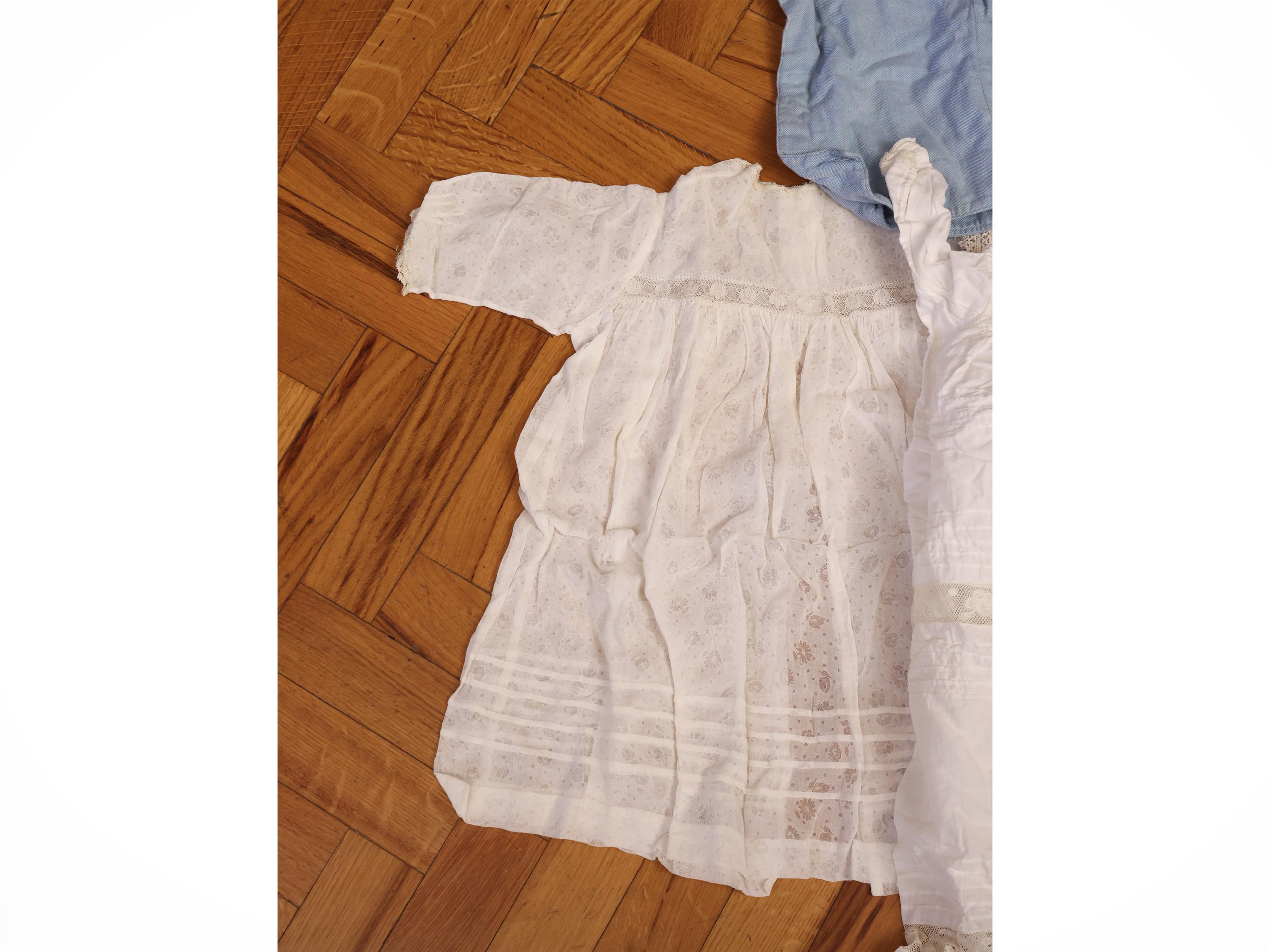 Piccolo guardaroba per bambini, composto da abitini e accessori d’epoca