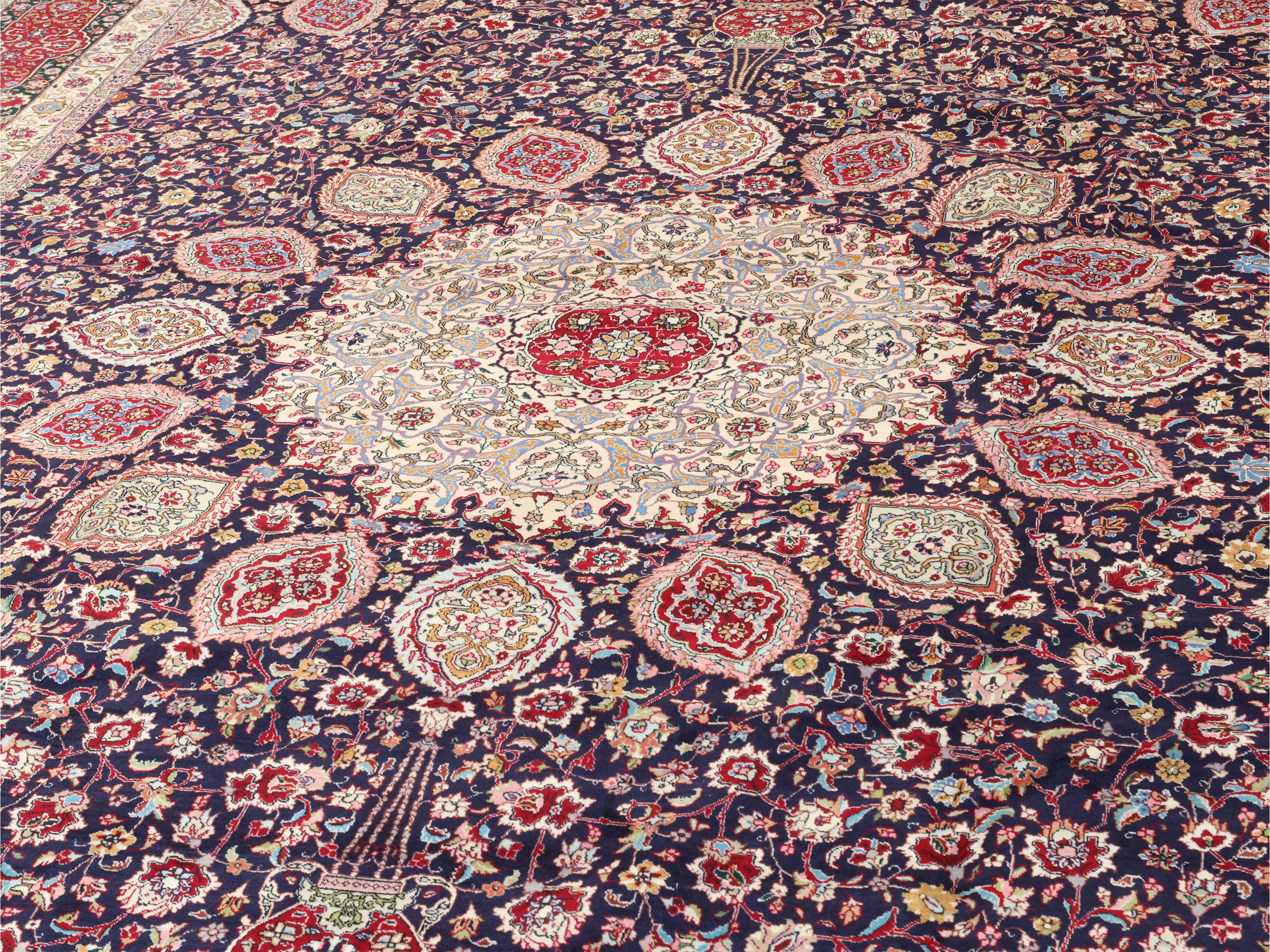 Grande tappeto persiano Tabriz, decorazione floreale con medaglione centrale avorio