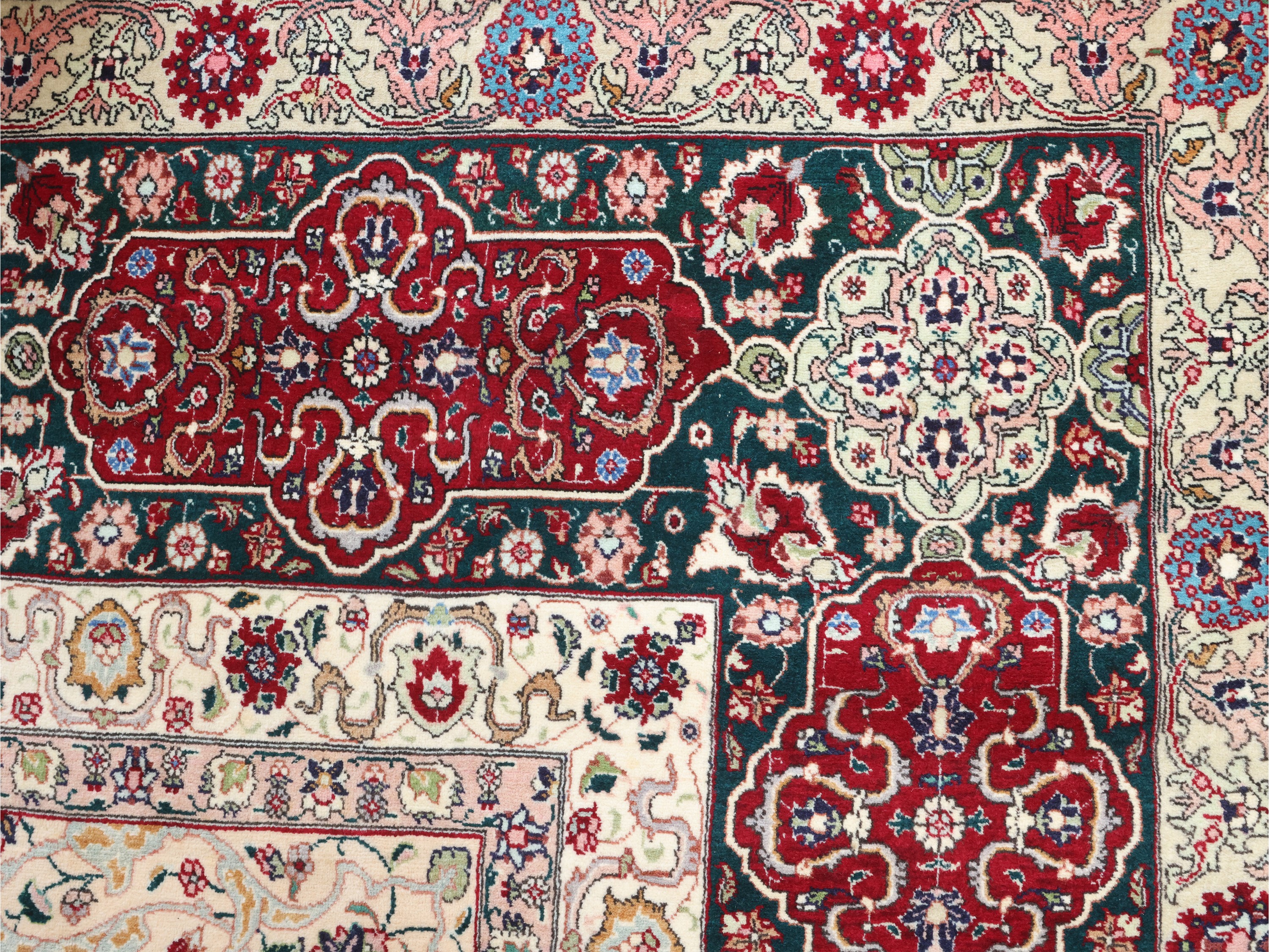 Grande tappeto persiano Tabriz, decorazione floreale con medaglione centrale avorio