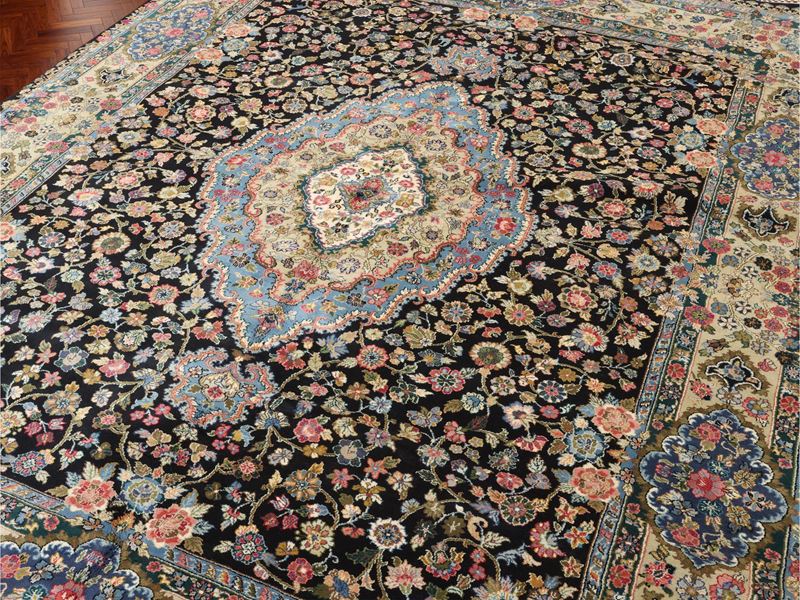 Tappeto persiano, decorazione floreale su fondo blu intenso