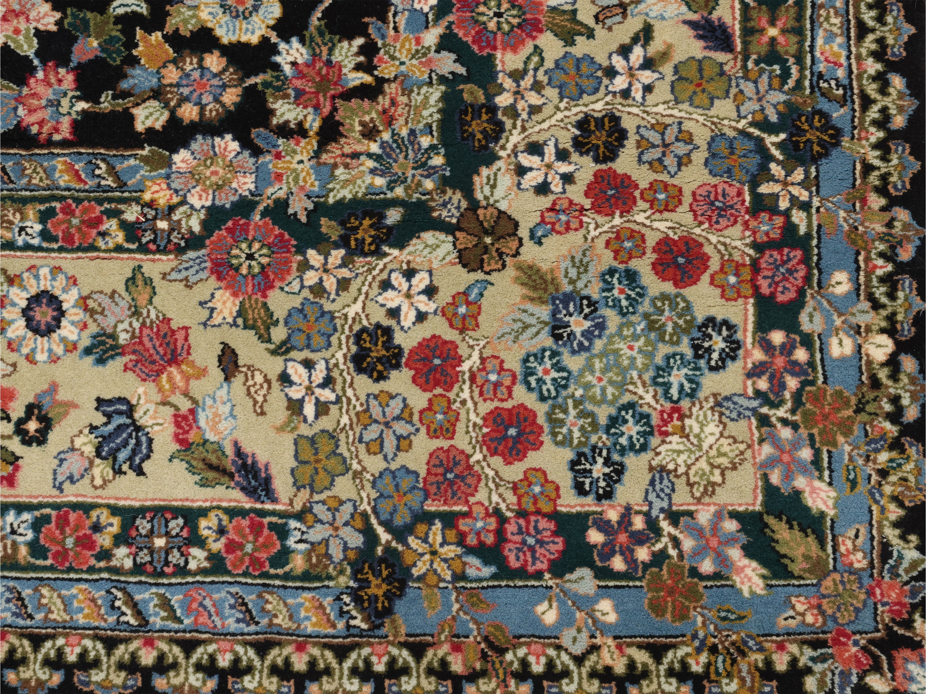 Tappeto persiano, decorazione floreale su fondo blu intenso