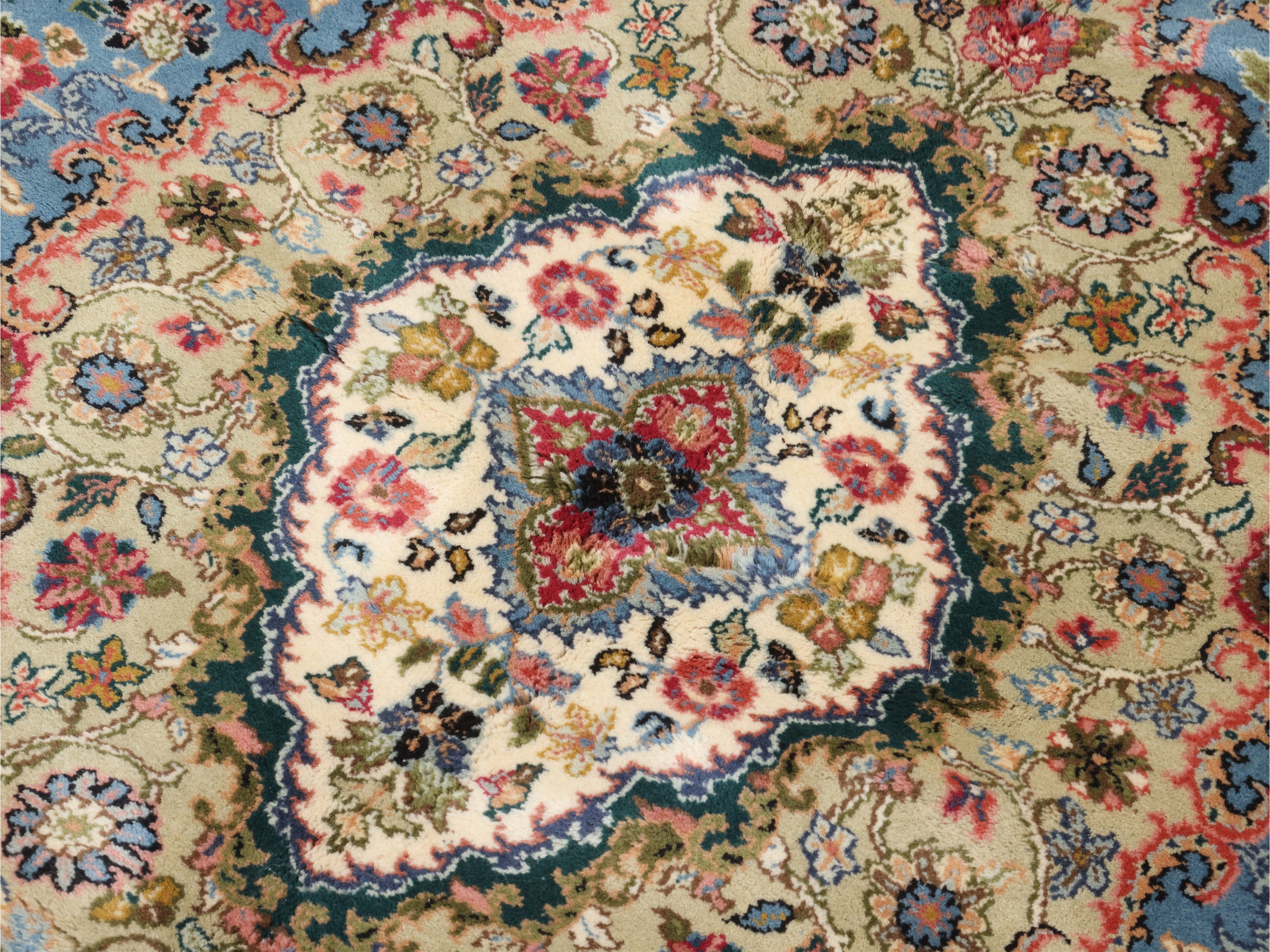 Tappeto persiano, decorazione floreale su fondo blu intenso