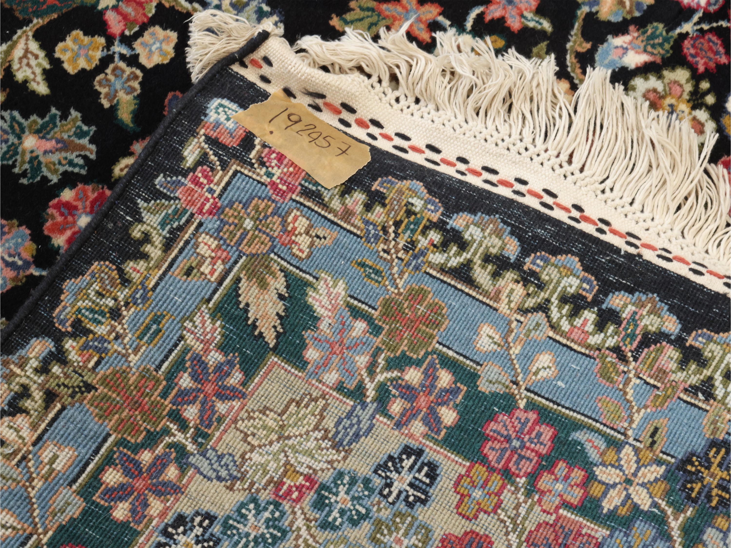 Tappeto persiano, decorazione floreale su fondo blu intenso