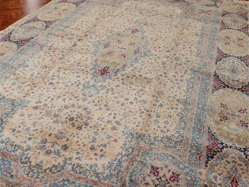 Grande tappeto persiano Kirman, motivi floreali su fondo avorio
