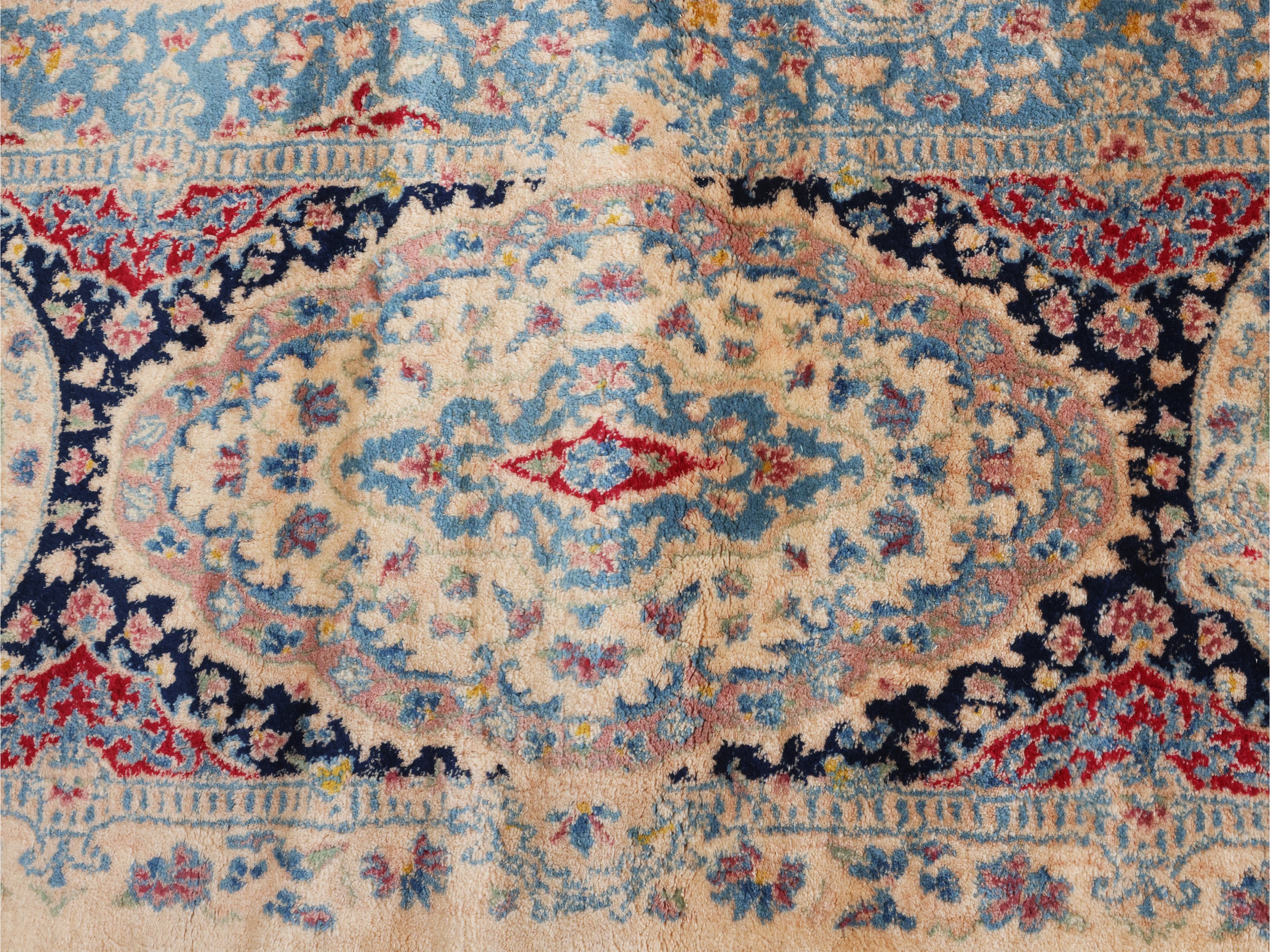 Grande tappeto persiano Kirman, motivi floreali su fondo avorio