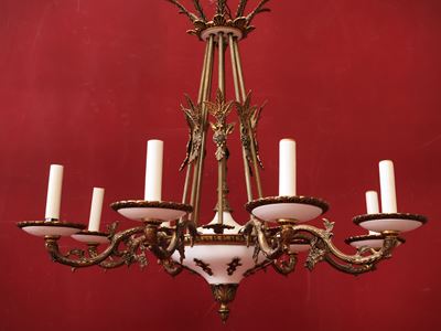 Lampadario neoclassico, otto bracci portacandele in metallo smaltato bianco e dorato