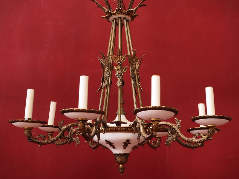 Lampadario neoclassico, otto bracci portacandele in metallo smaltato bianco e dorato