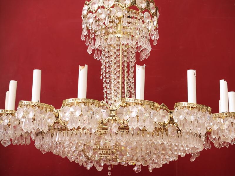 Lampadario a corolla, metallo dorato e cristallo molato, con sedici bracci portacandele