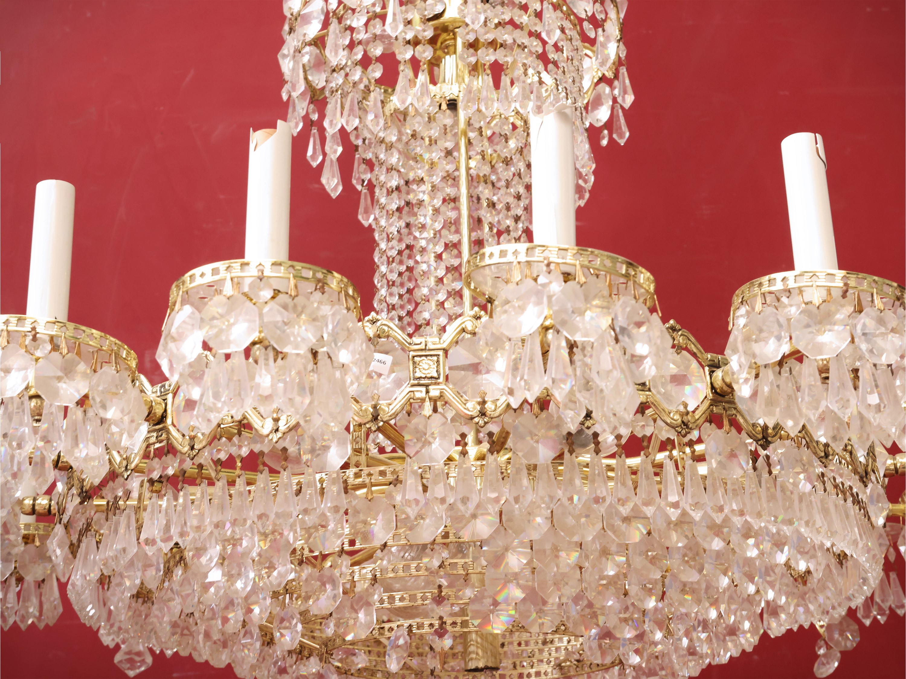 Lampadario a corolla, metallo dorato e cristallo molato, con sedici bracci portacandele