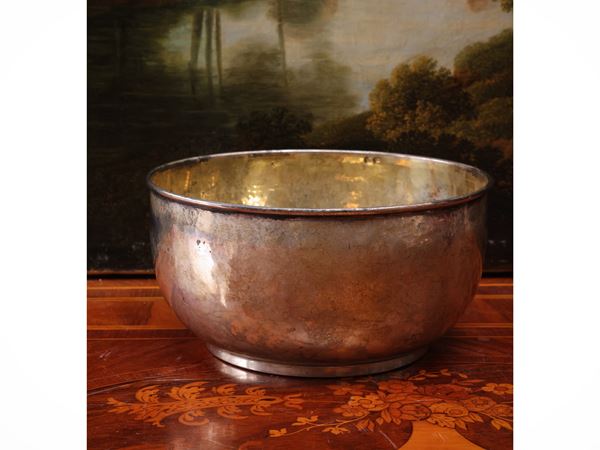Silver centerpiece cup