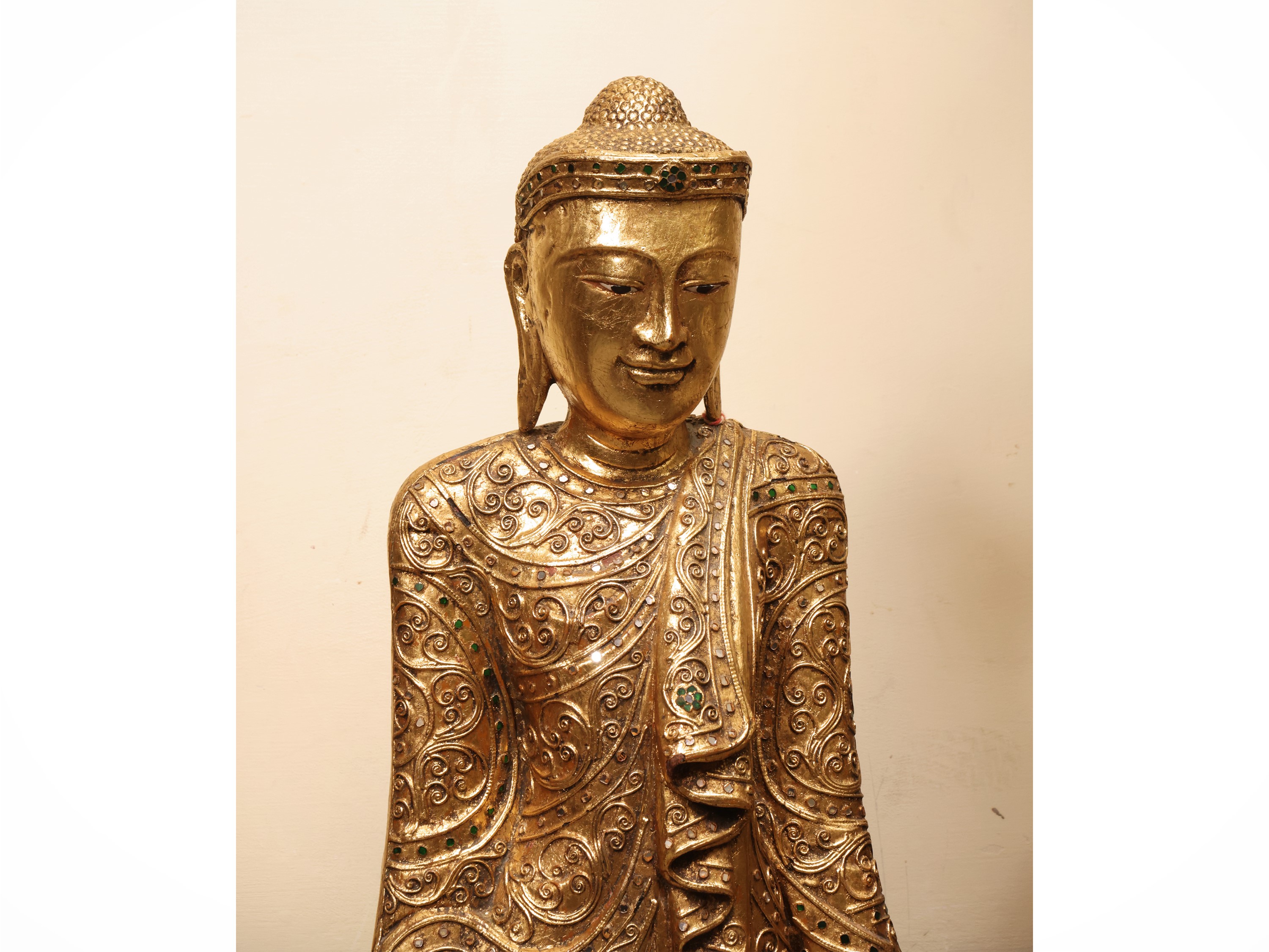 Buddha, figura in legno e oro zecchino, con elementi in vetro policromo