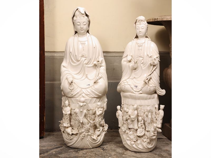 Cina, due gruppi in porcellana raffiguranti dignitari, inizio del XX secolo