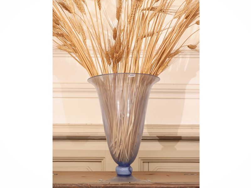 Vaso in vetro soffiato celeste, prima metà del XX secolo