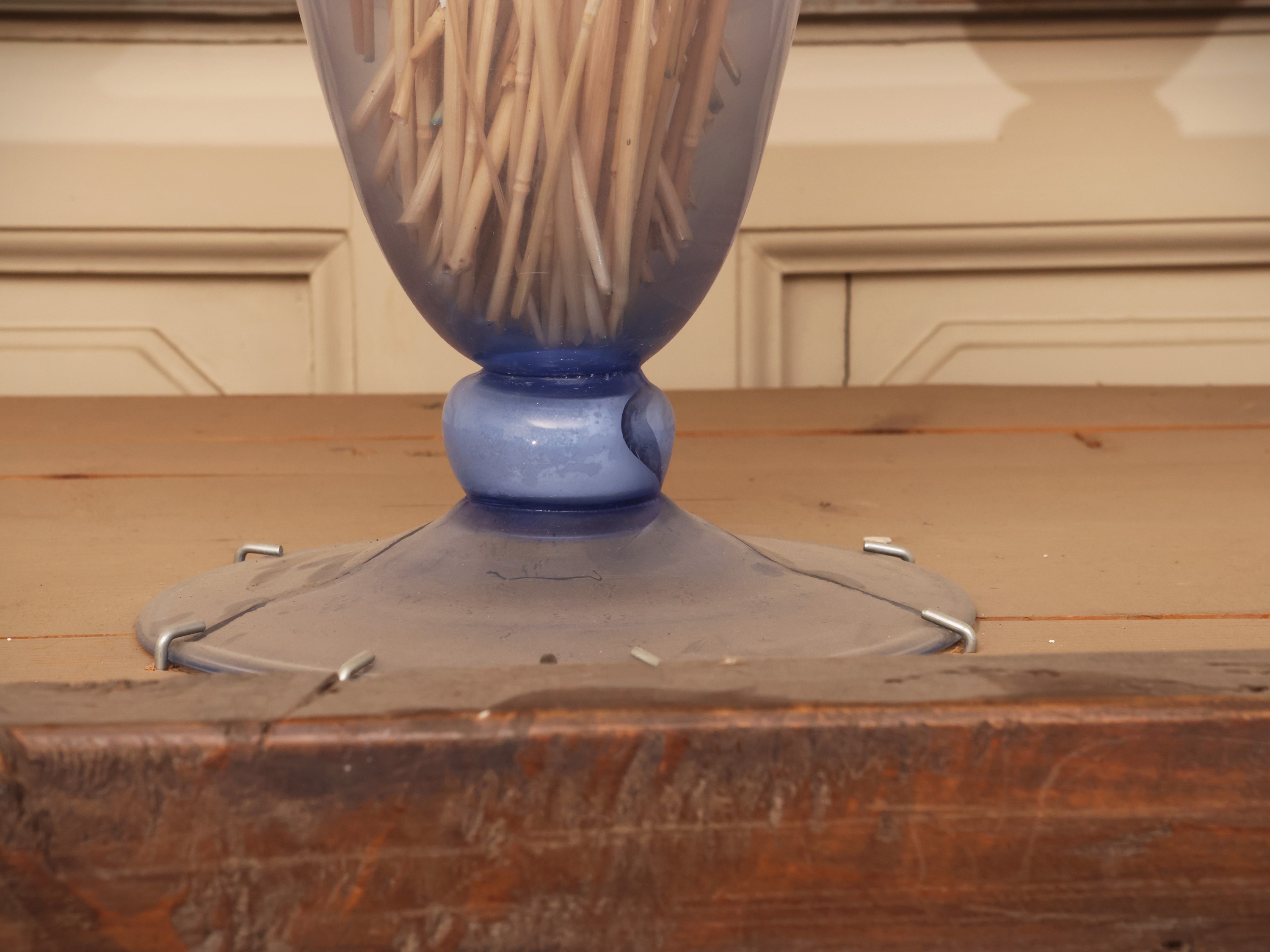 Vaso in vetro soffiato celeste, prima metà del XX secolo