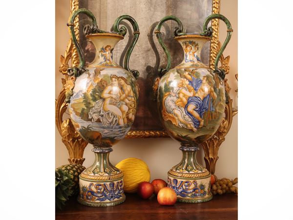 Coppia di grandi vasi ad anfora in maiolica