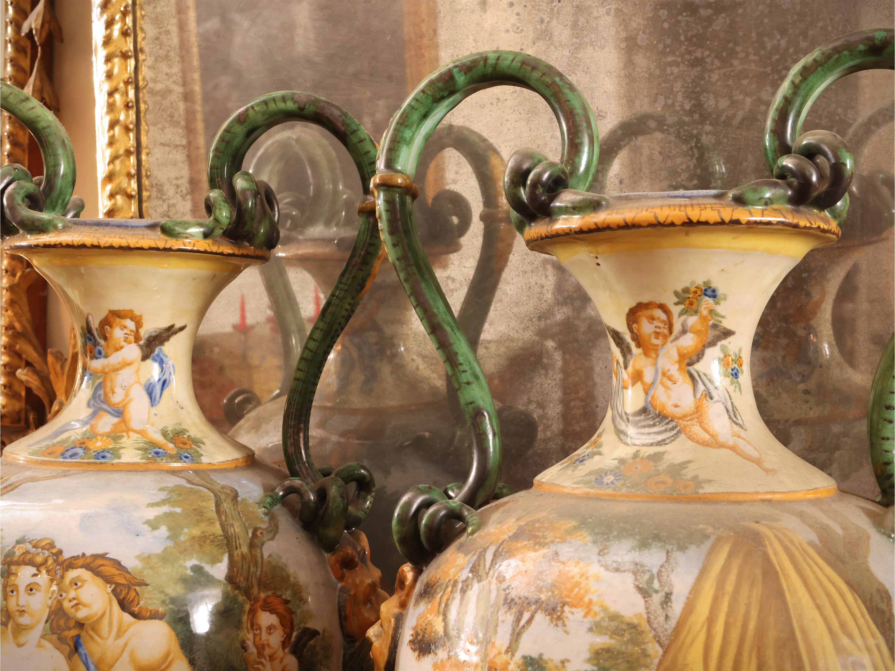 Coppia di grandi vasi ad anfora in maiolica, policromia, XIX/XX secolo
