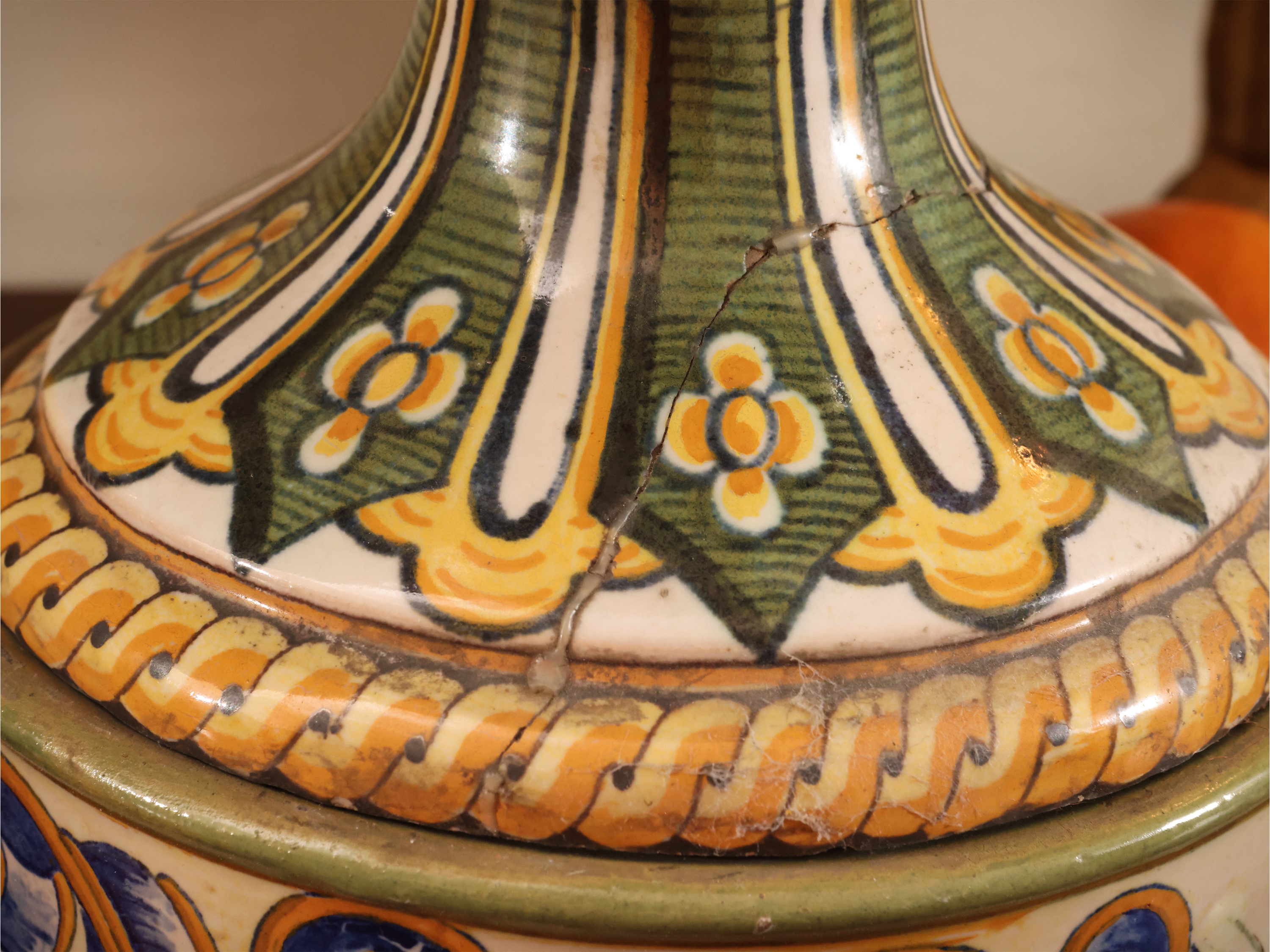 Coppia di grandi vasi ad anfora in maiolica, policromia, XIX/XX secolo