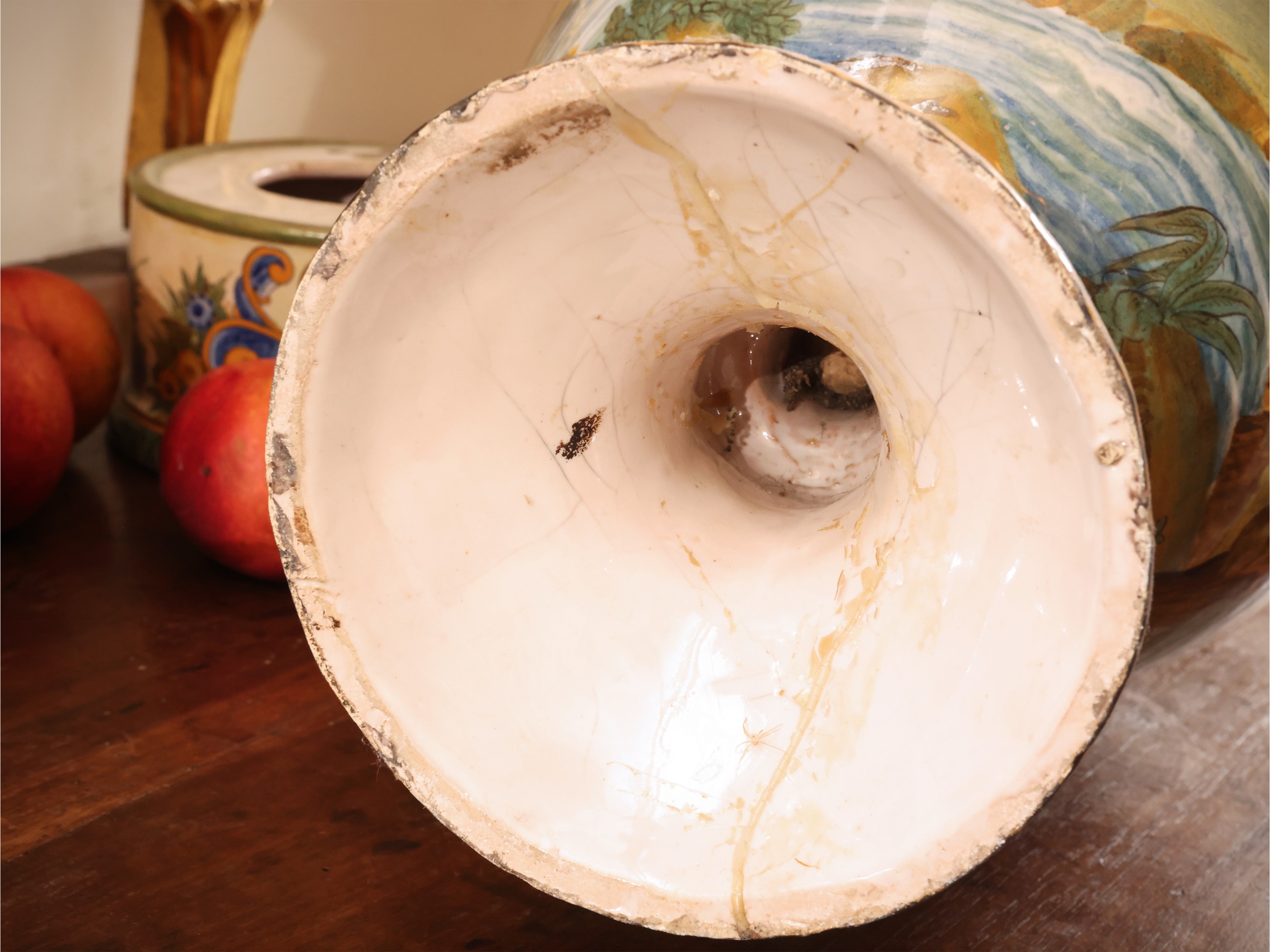 Coppia di grandi vasi ad anfora in maiolica, policromia, XIX/XX secolo