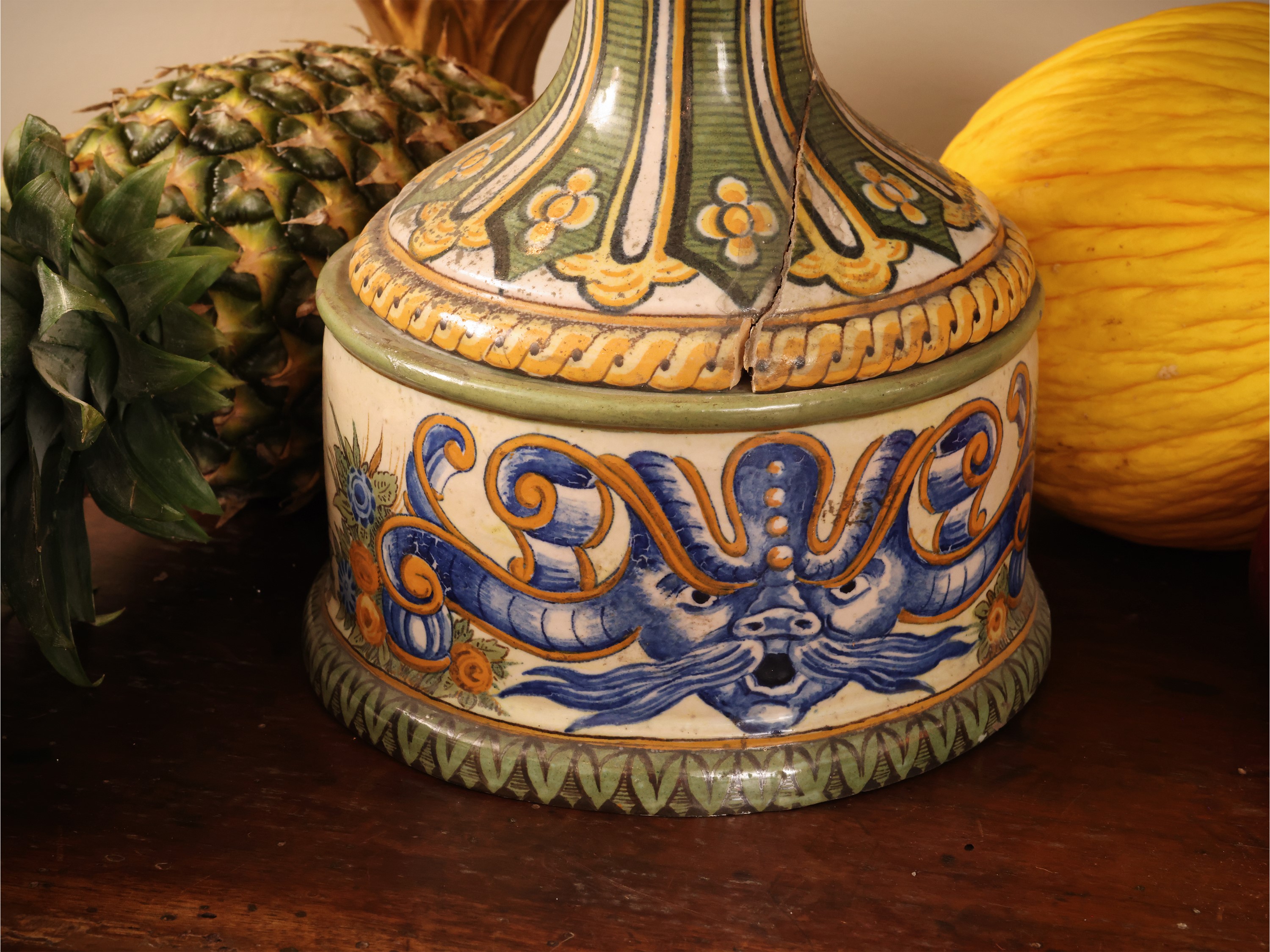Coppia di grandi vasi ad anfora in maiolica, policromia, XIX/XX secolo