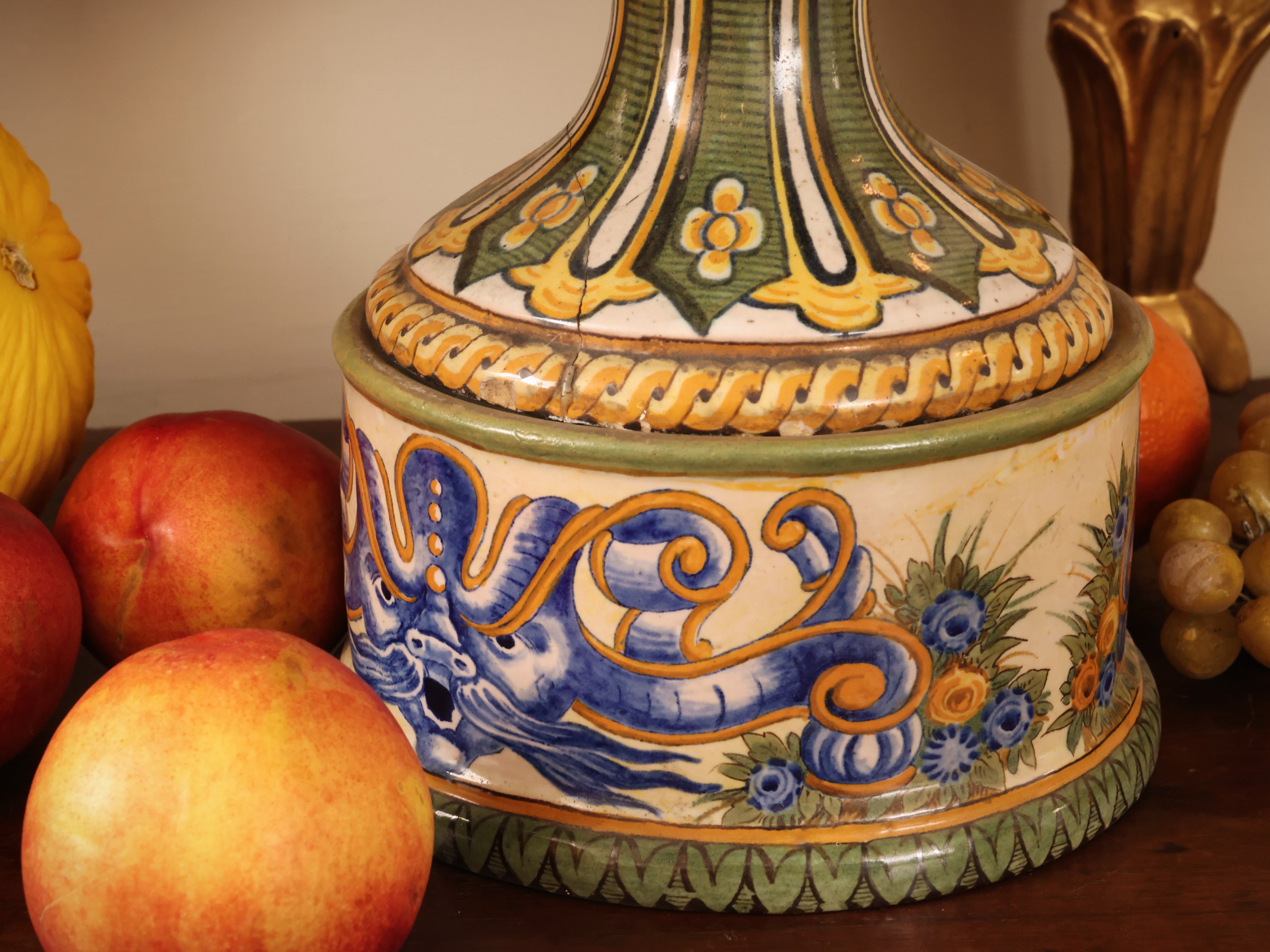 Coppia di grandi vasi ad anfora in maiolica, policromia, XIX/XX secolo