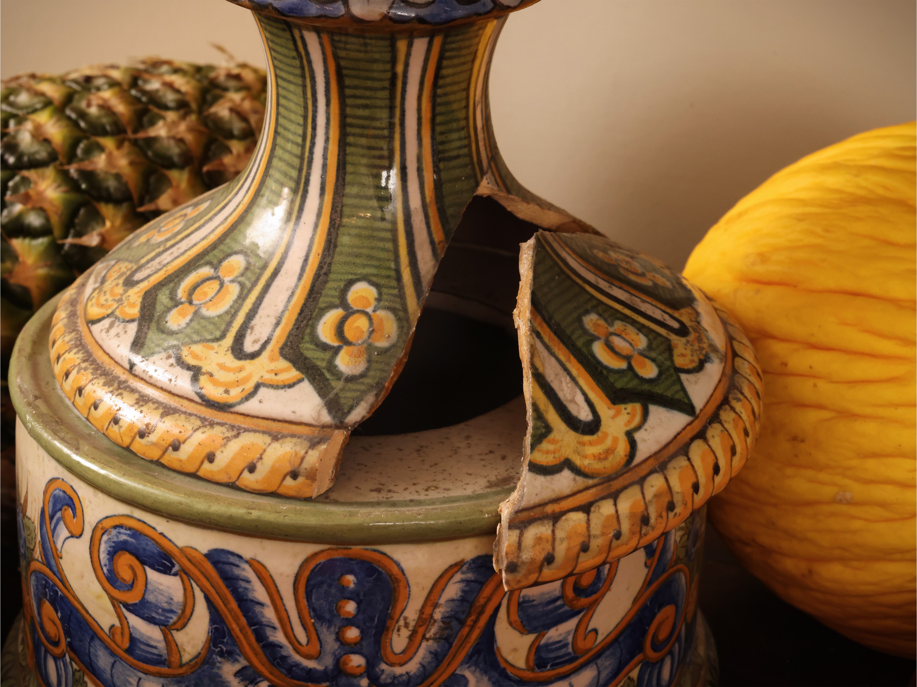 Coppia di grandi vasi ad anfora in maiolica, policromia, XIX/XX secolo