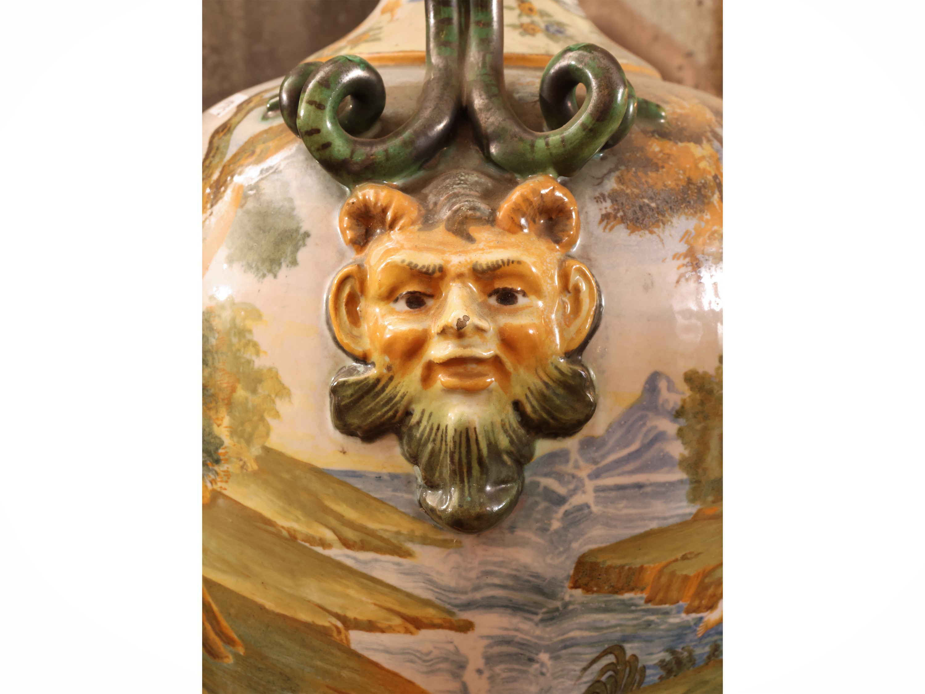 Coppia di grandi vasi ad anfora in maiolica, policromia, XIX/XX secolo