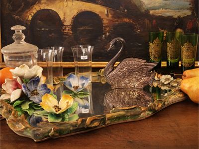 Set da tavola con vassoio a specchio, flûte in vetro verde e servizio in vetro/ceramica