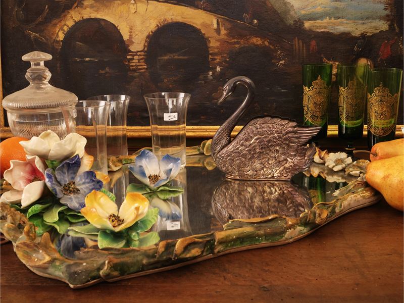 Set da tavola con vassoio a specchio, flûte in vetro verde e servizio in vetro/ceramica