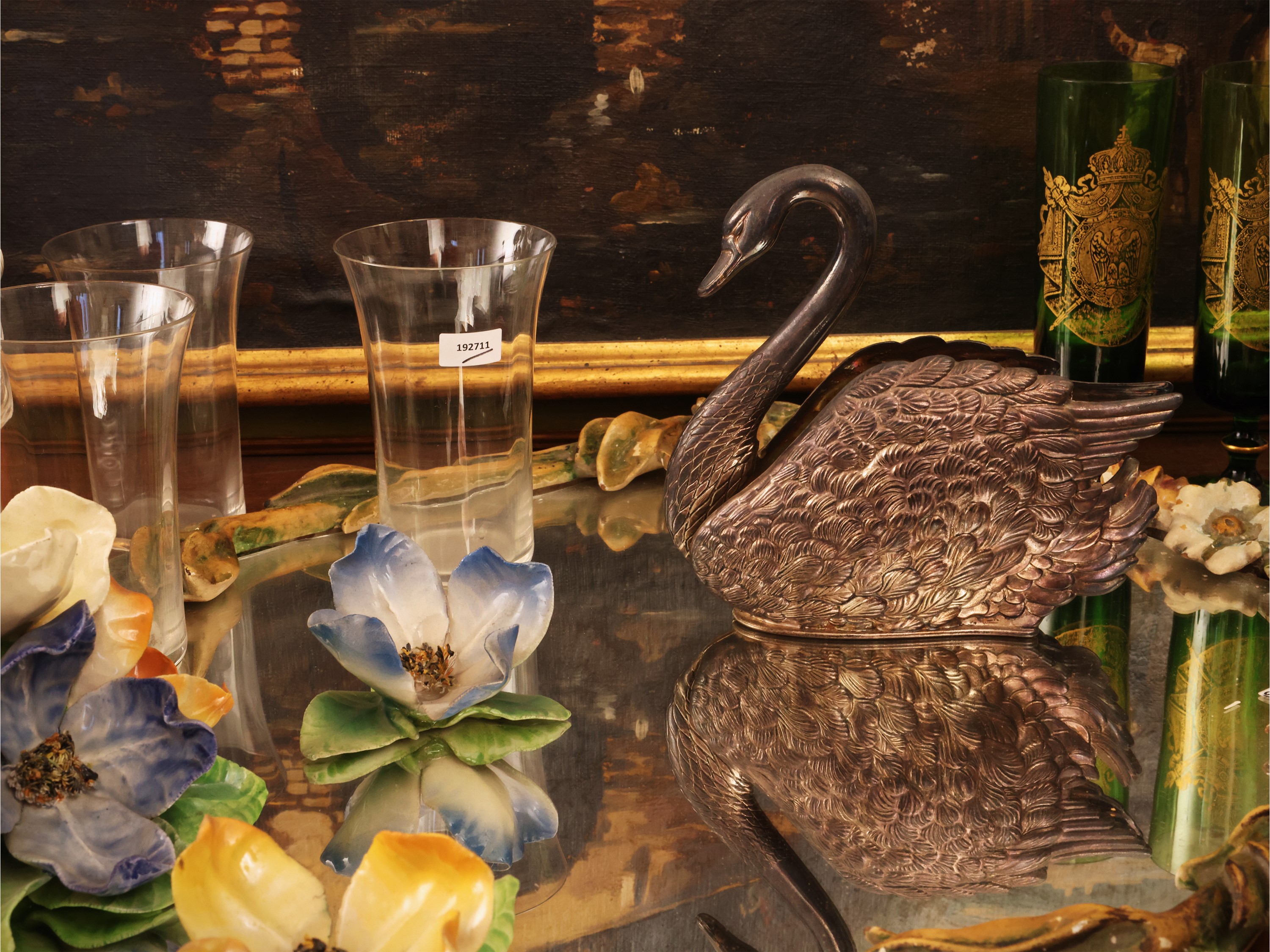 Set da tavola con vassoio a specchio, flûte in vetro verde e servizio in vetro/ceramica