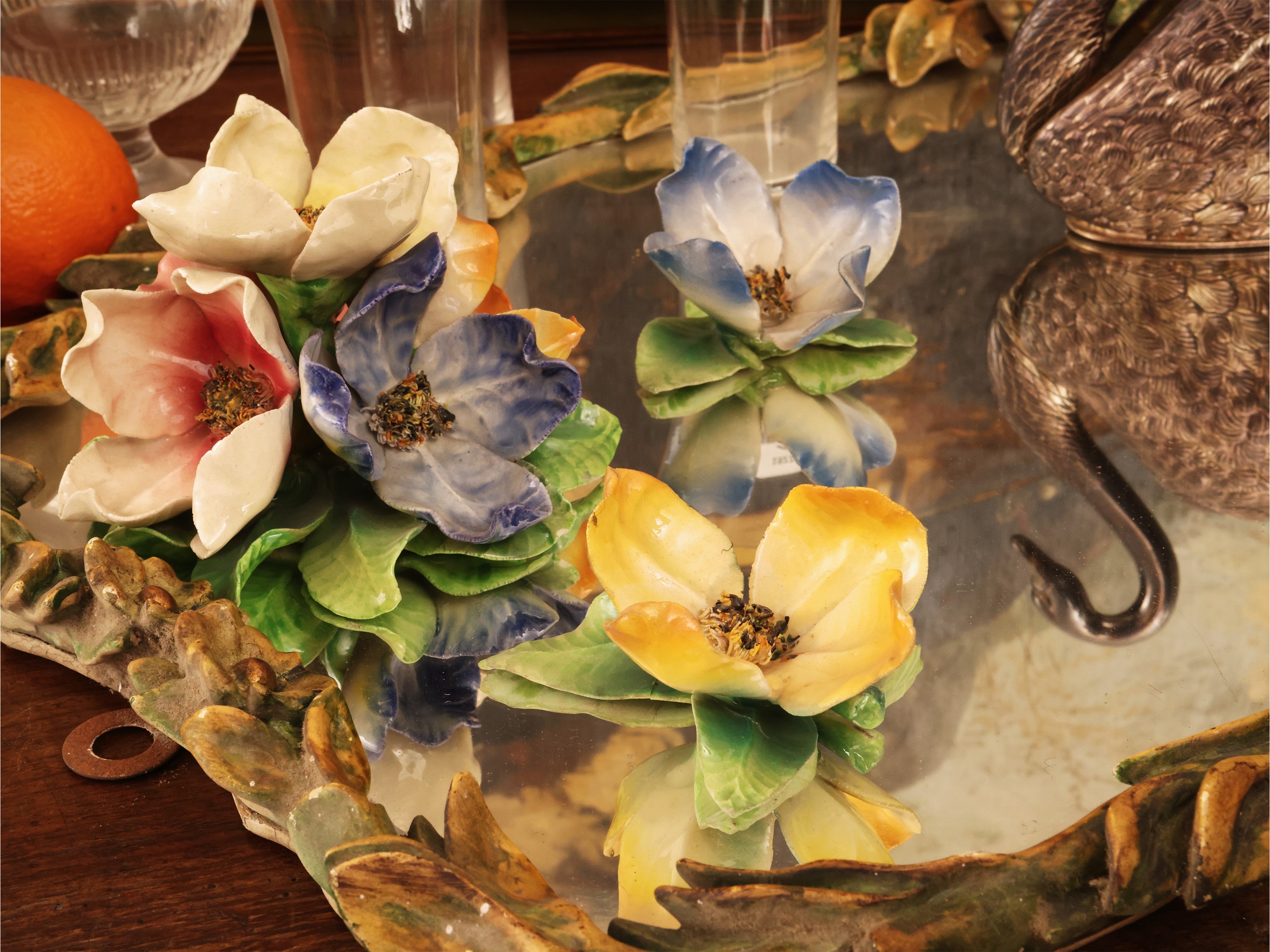 Set da tavola con vassoio a specchio, flûte in vetro verde e servizio in vetro/ceramica