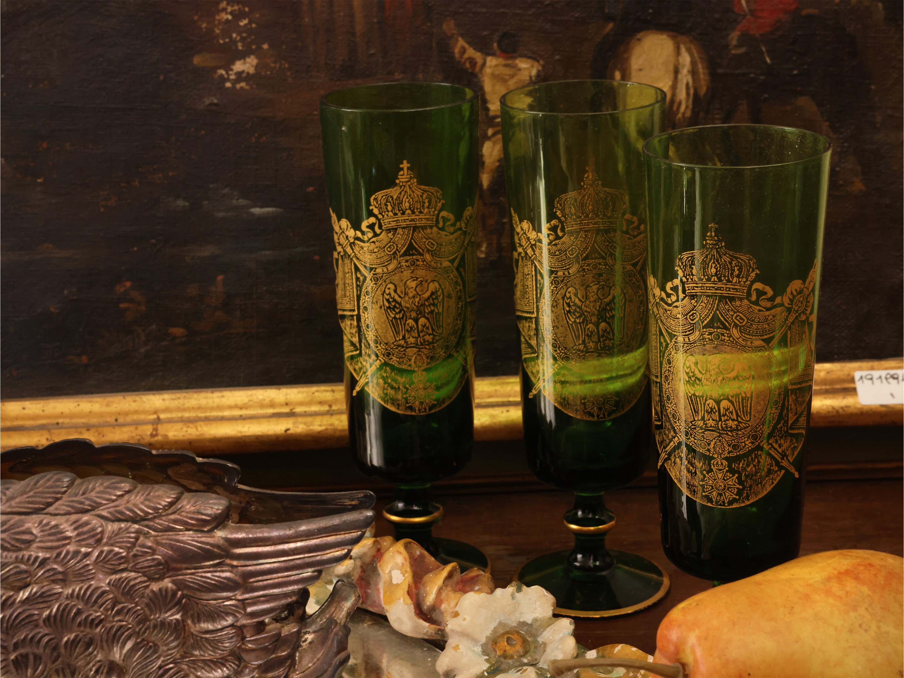 Set da tavola con vassoio a specchio, flûte in vetro verde e servizio in vetro/ceramica
