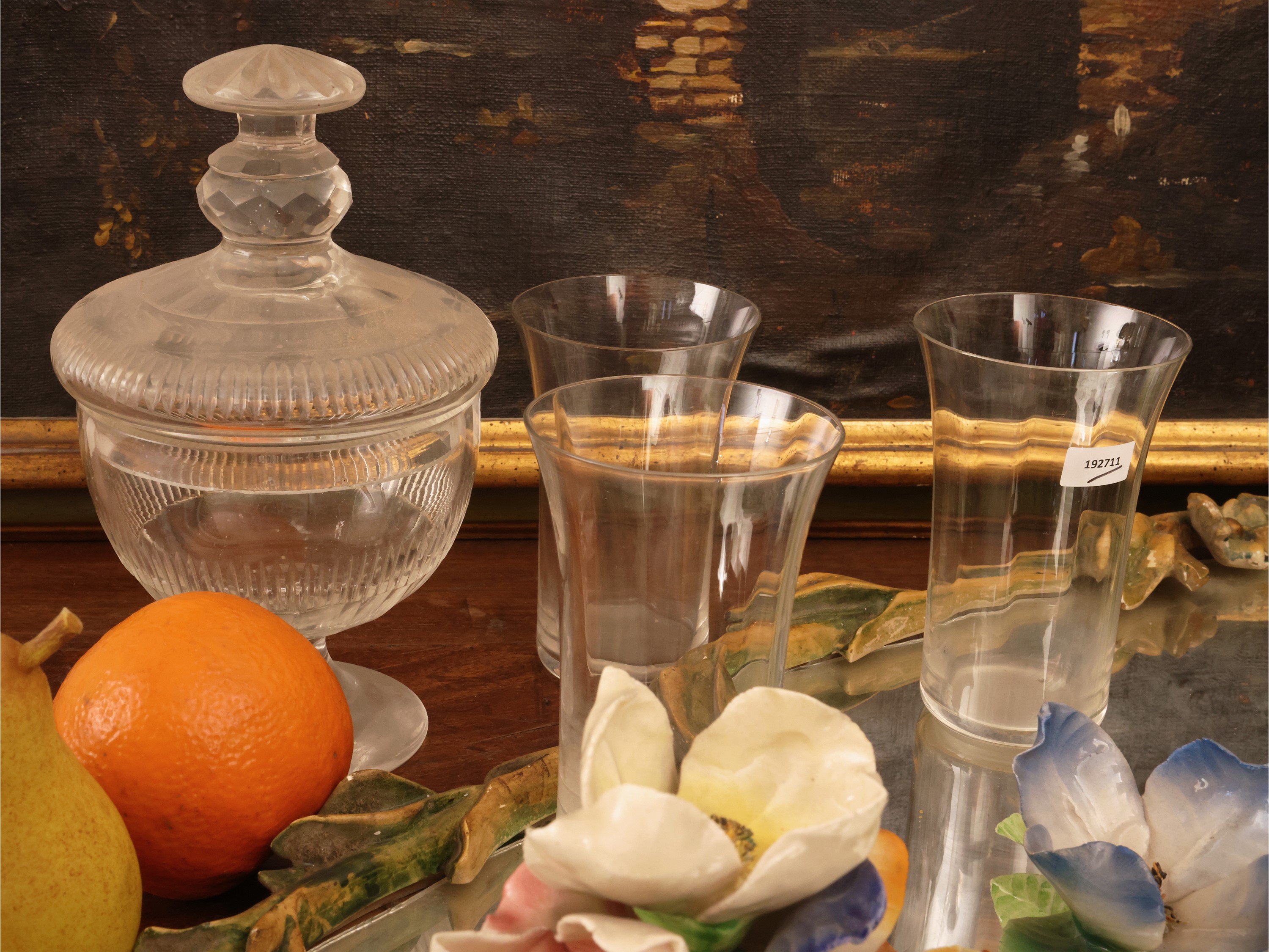 Set da tavola con vassoio a specchio, flûte in vetro verde e servizio in vetro/ceramica