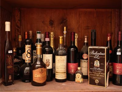 Assortimento di liquori e vini, tra Barbera d’Alba Prunotto 1961 e Château Jacquet Bordeaux 1966